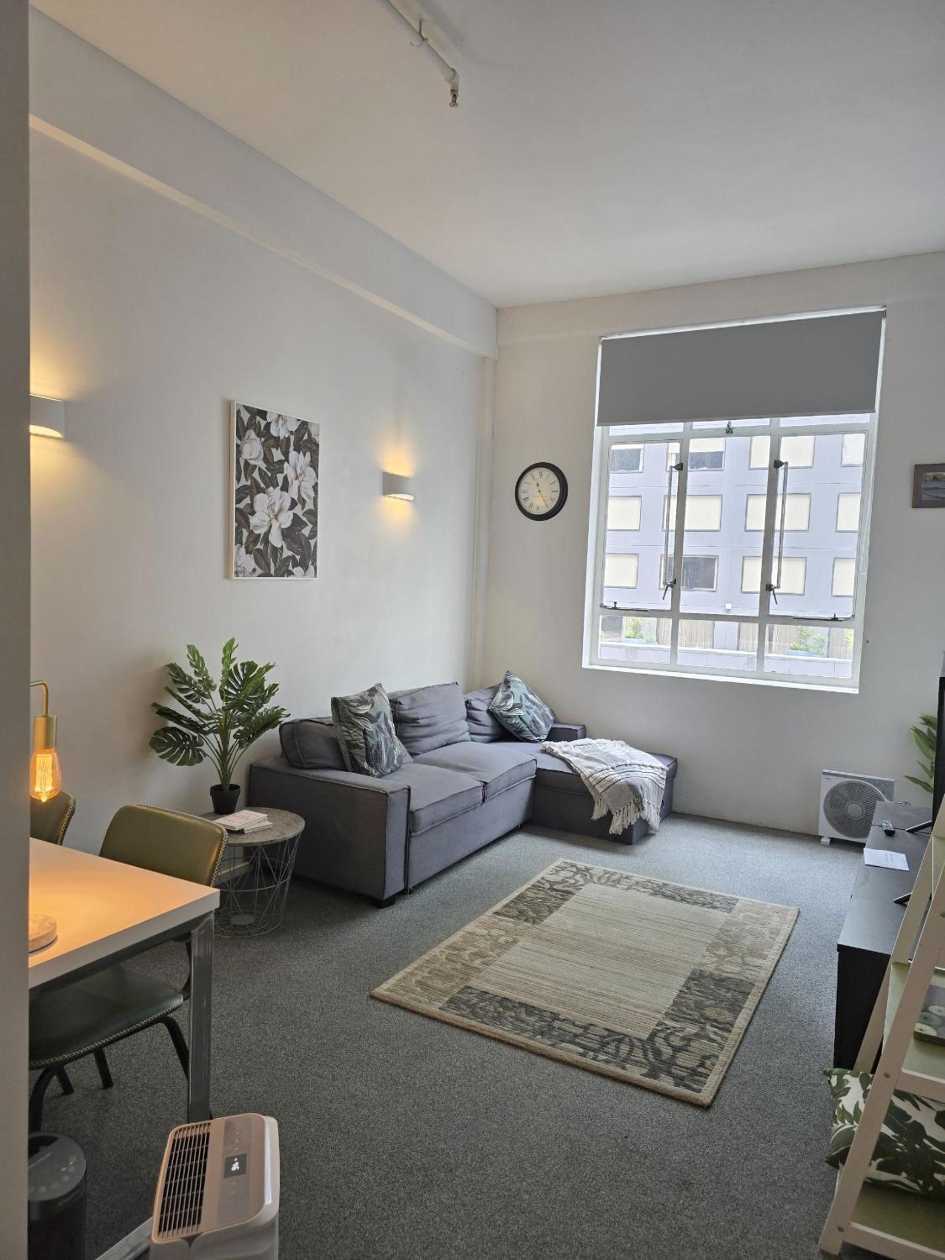 Art Deco Chic on Queen view 2
