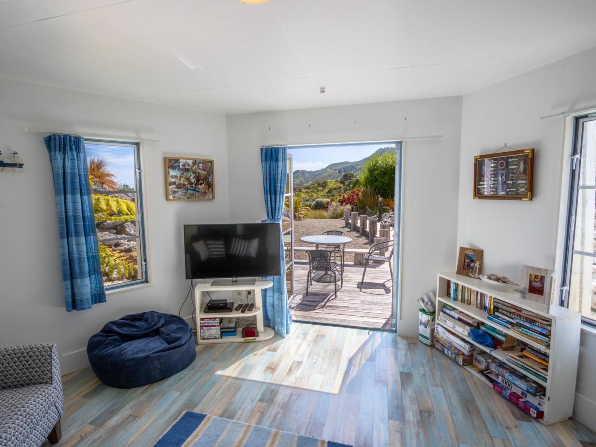 The Lighthouse - Ligar Bay Holiday Home