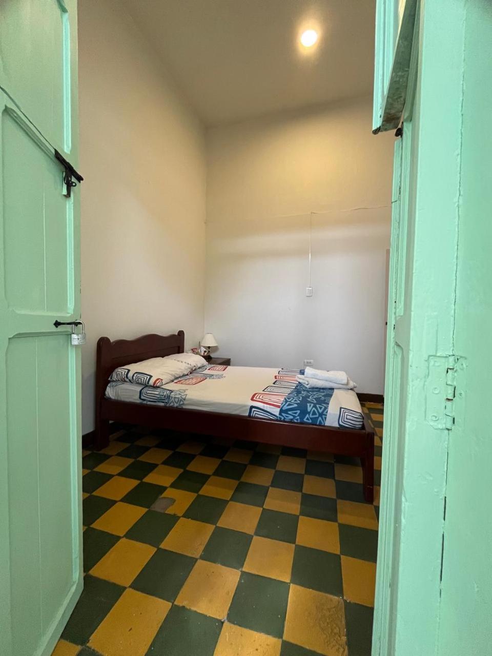 Sandalio Hostal Cali
