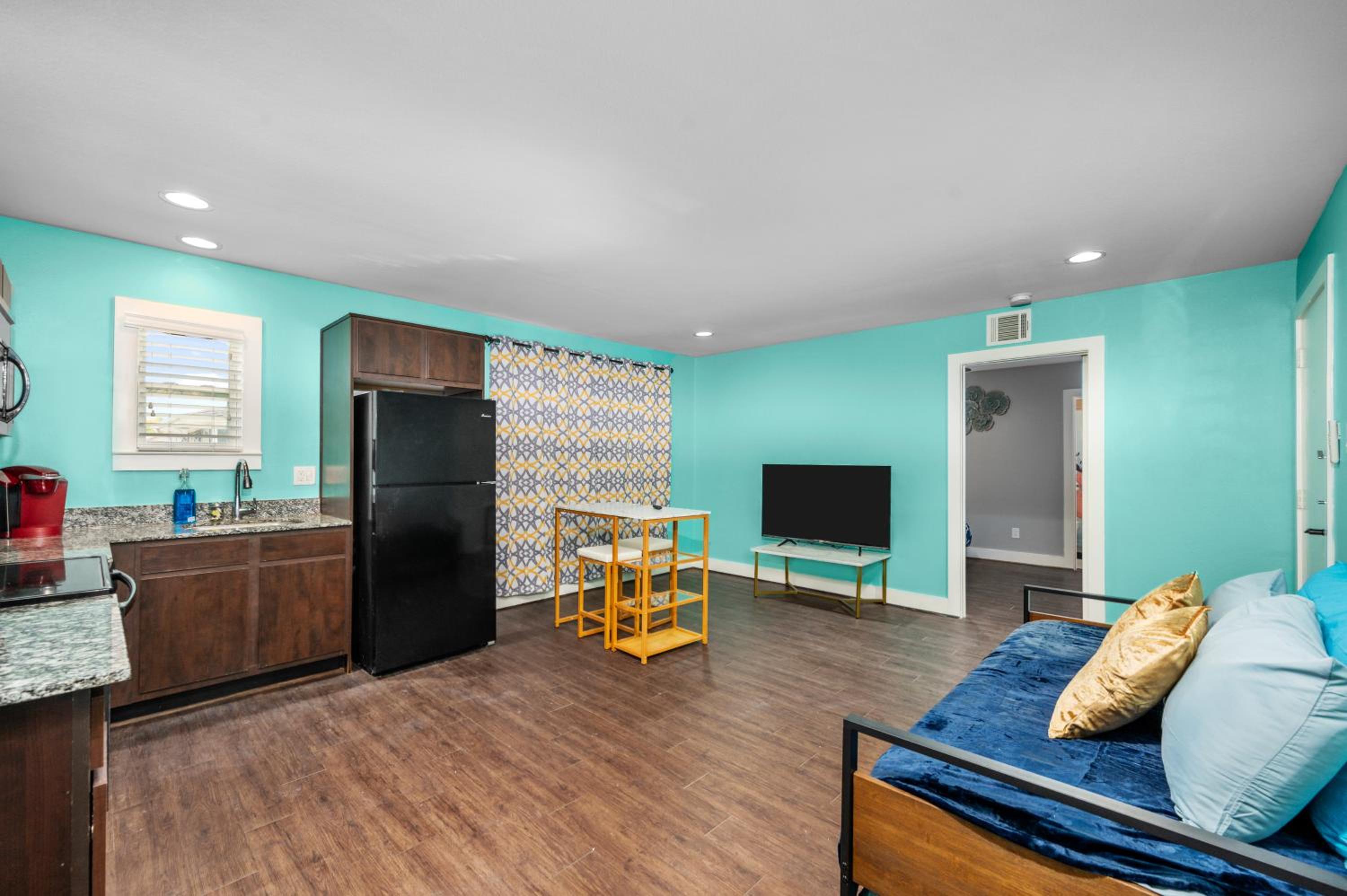 1BR King Bed Apt, Free Park Close to Medical Center view 3