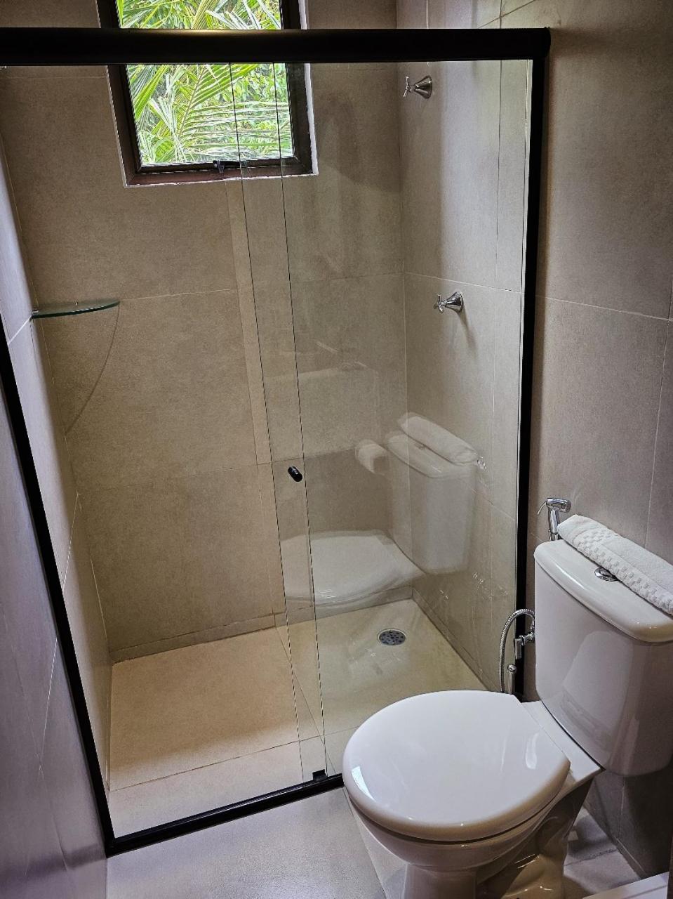 Apê Praia do Toque com Ar no Quarto e Sala, Condomínio com Academia, Quadra de Beach Tennis e Vôlei, Estacionamento Grátis e Restaurante