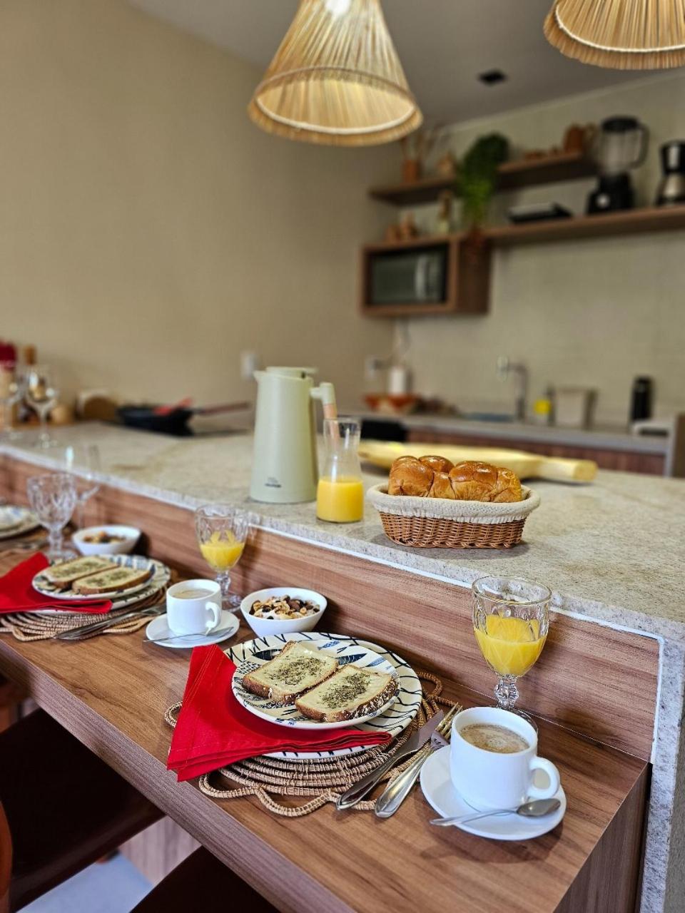 Apê Praia do Toque com Ar no Quarto e Sala, Condomínio com Academia, Quadra de Beach Tennis e Vôlei, Estacionamento Grátis e Restaurante