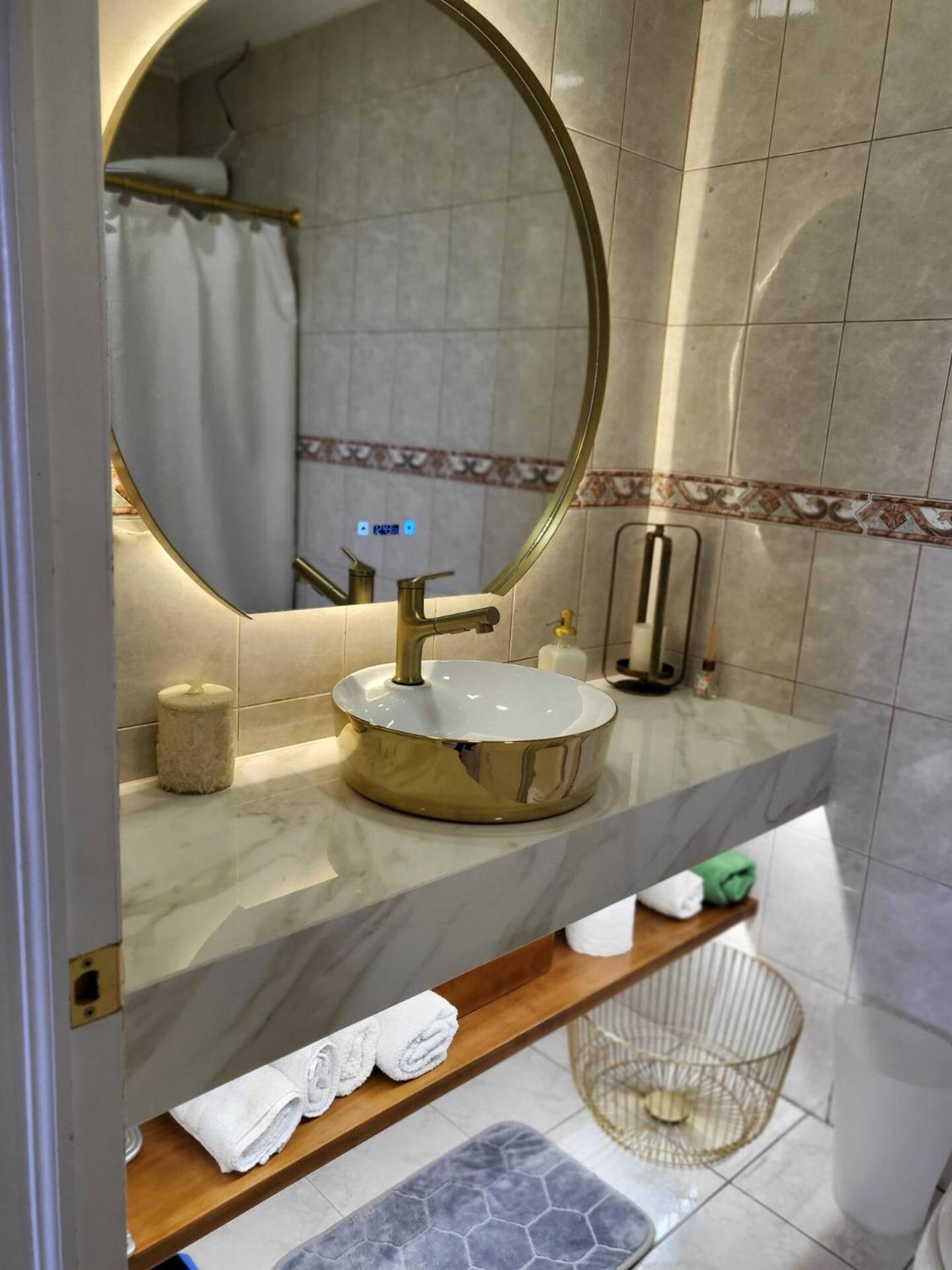 Top floor 3 bedroom apartment located 10min away from The Cathedral view 2