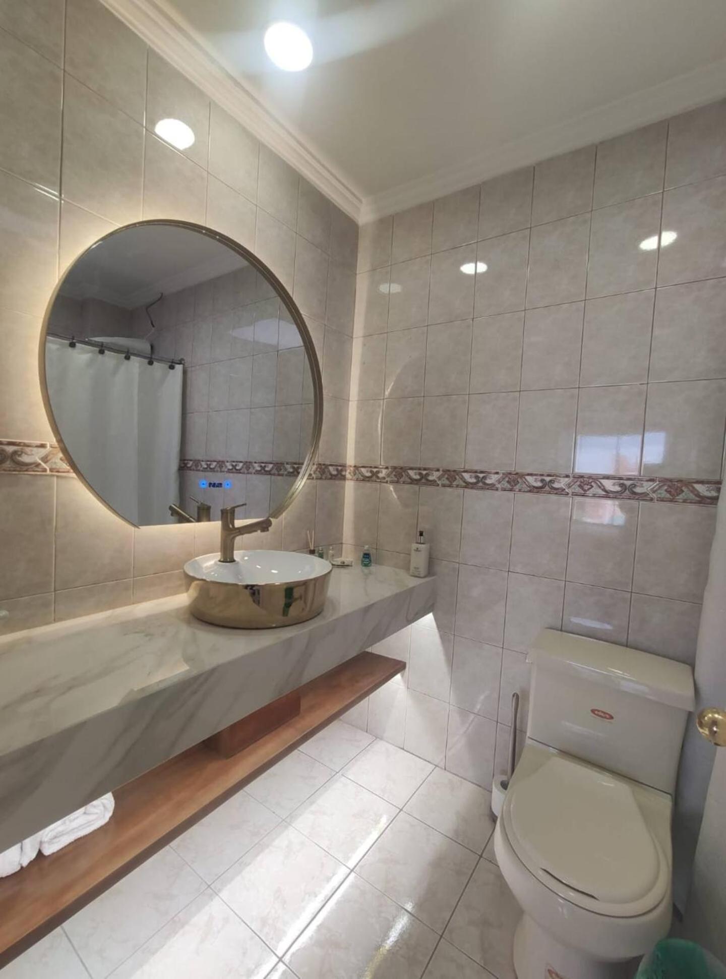Top floor 3 bedroom apartment located 10min away from The Cathedral view 5