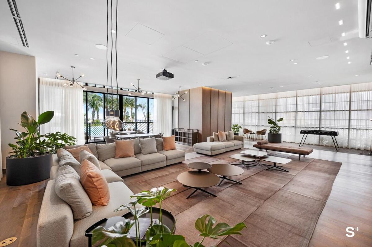 Modern 1BD & Den With City Views photo 3