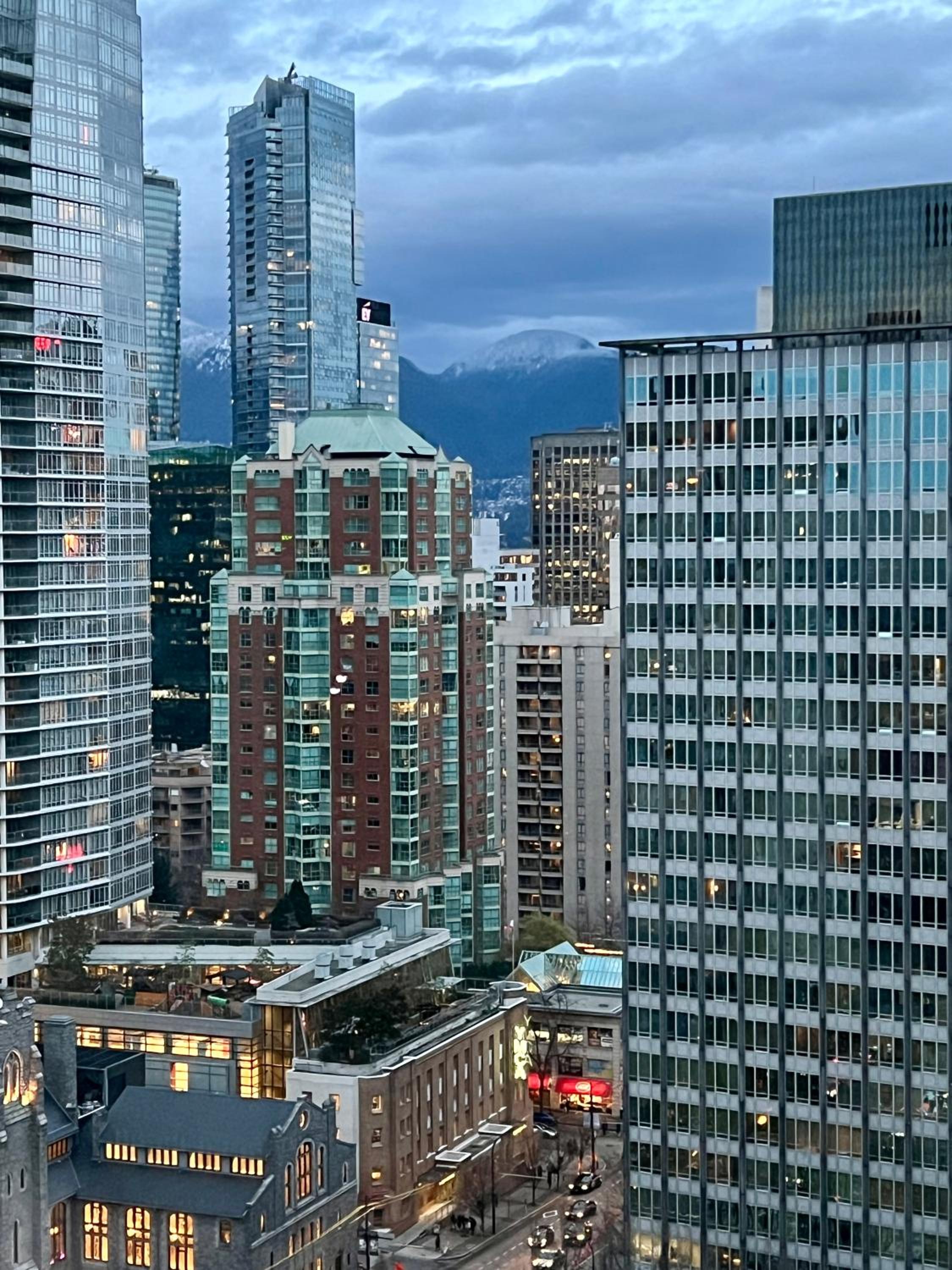 Stunning Skyline Views in a Cozy and Stylish Abode