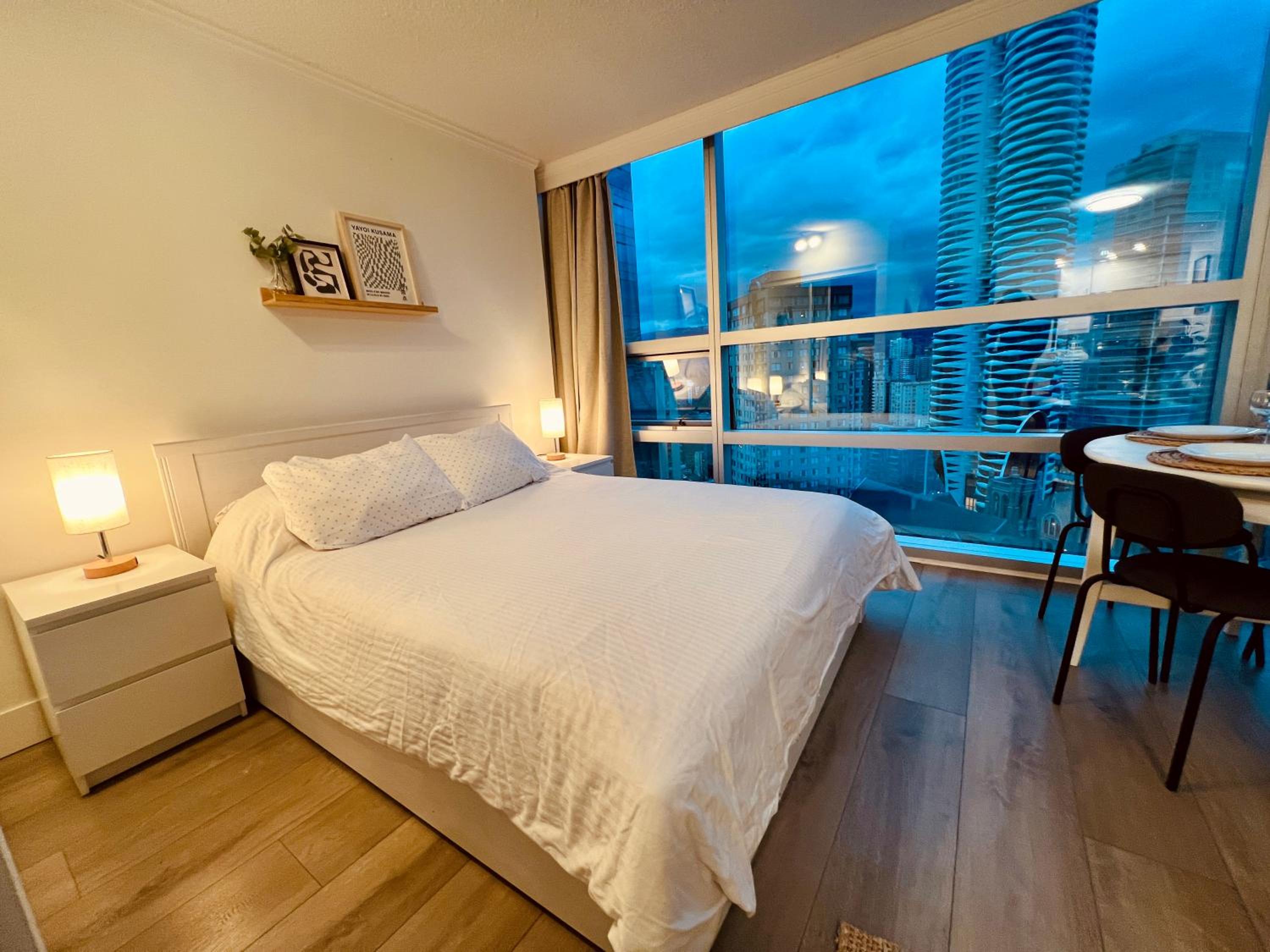 Stunning Skyline Views in a Cozy and Stylish Abode