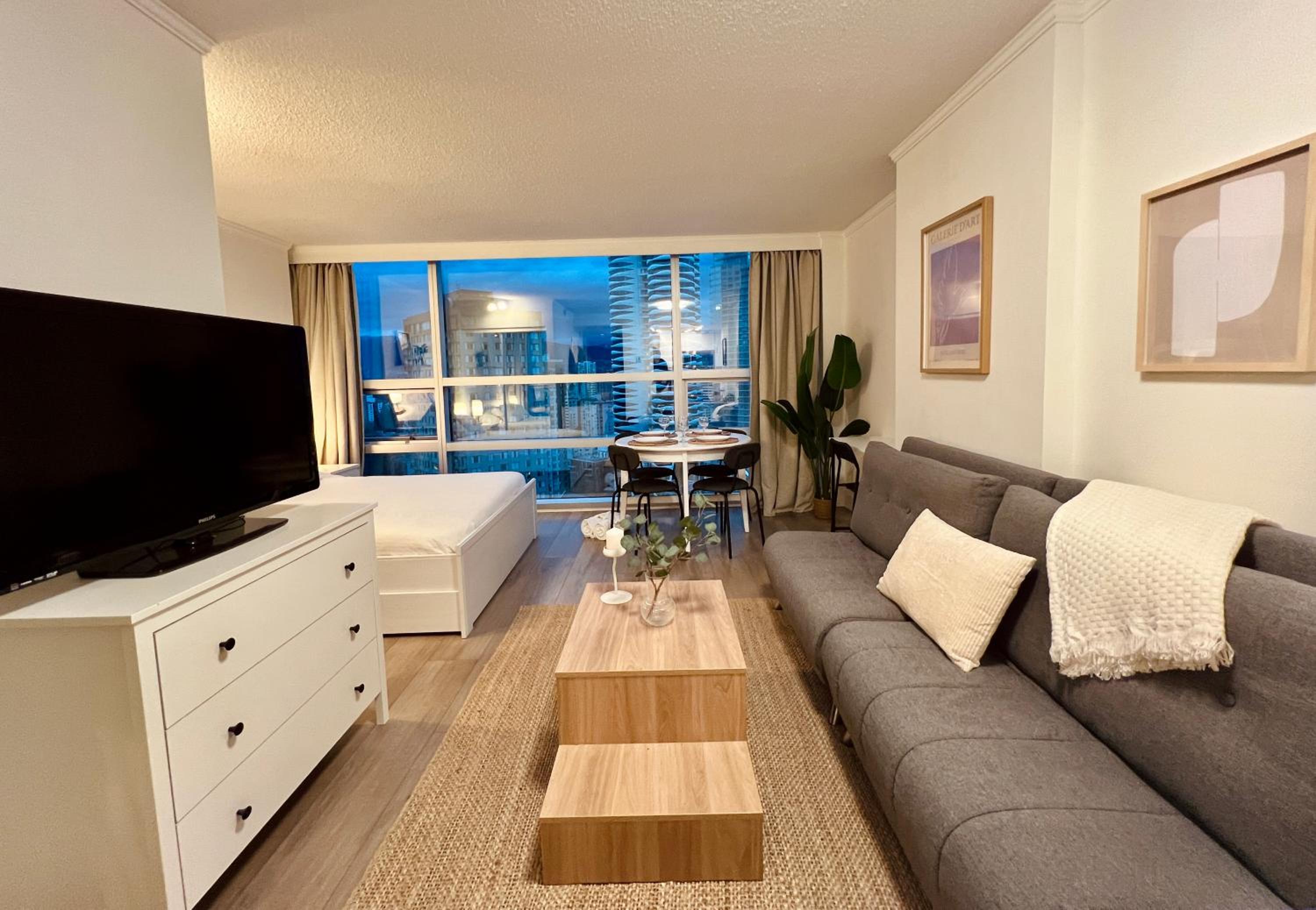 Stunning Skyline Views in a Cozy and Stylish Abode