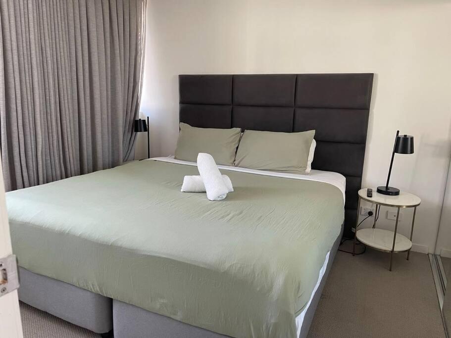 Hamilton Riverside Luxury Apartment w Carpark