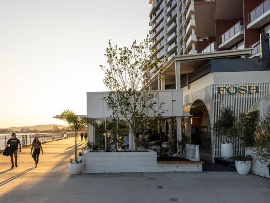 Hamilton Riverside Luxury Apartment w Carpark
