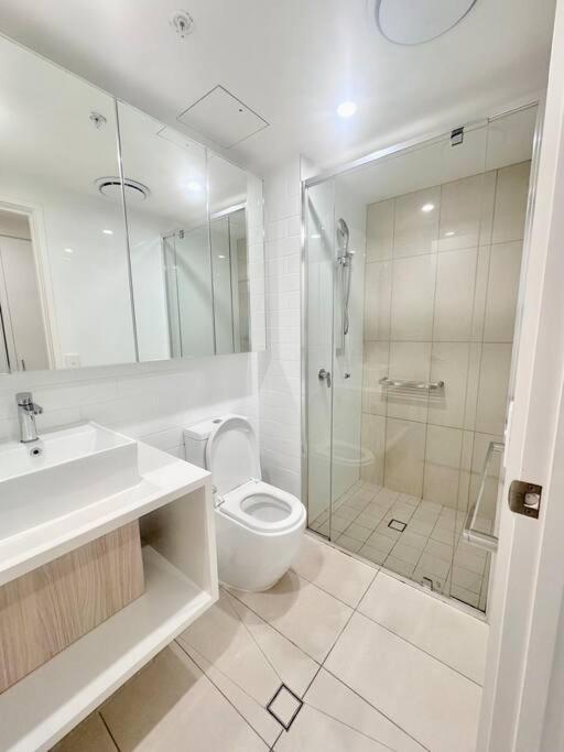 Hamilton Riverside Luxury Apartment w Carpark