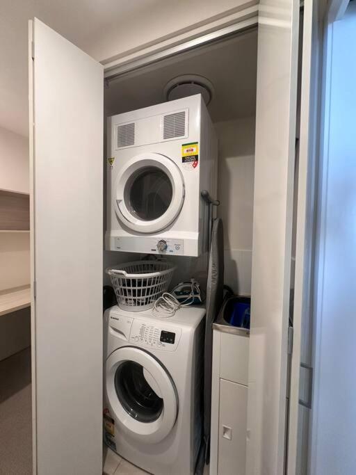 Hamilton Riverside Luxury Apartment w Carpark