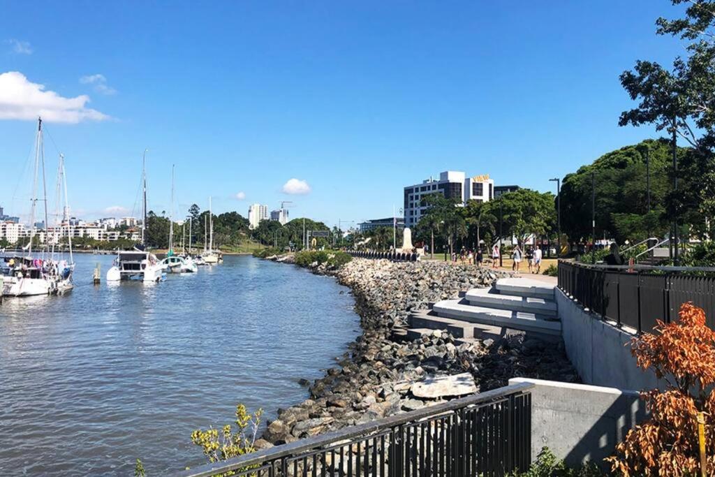 Hamilton Riverside Luxury Apartment w Carpark