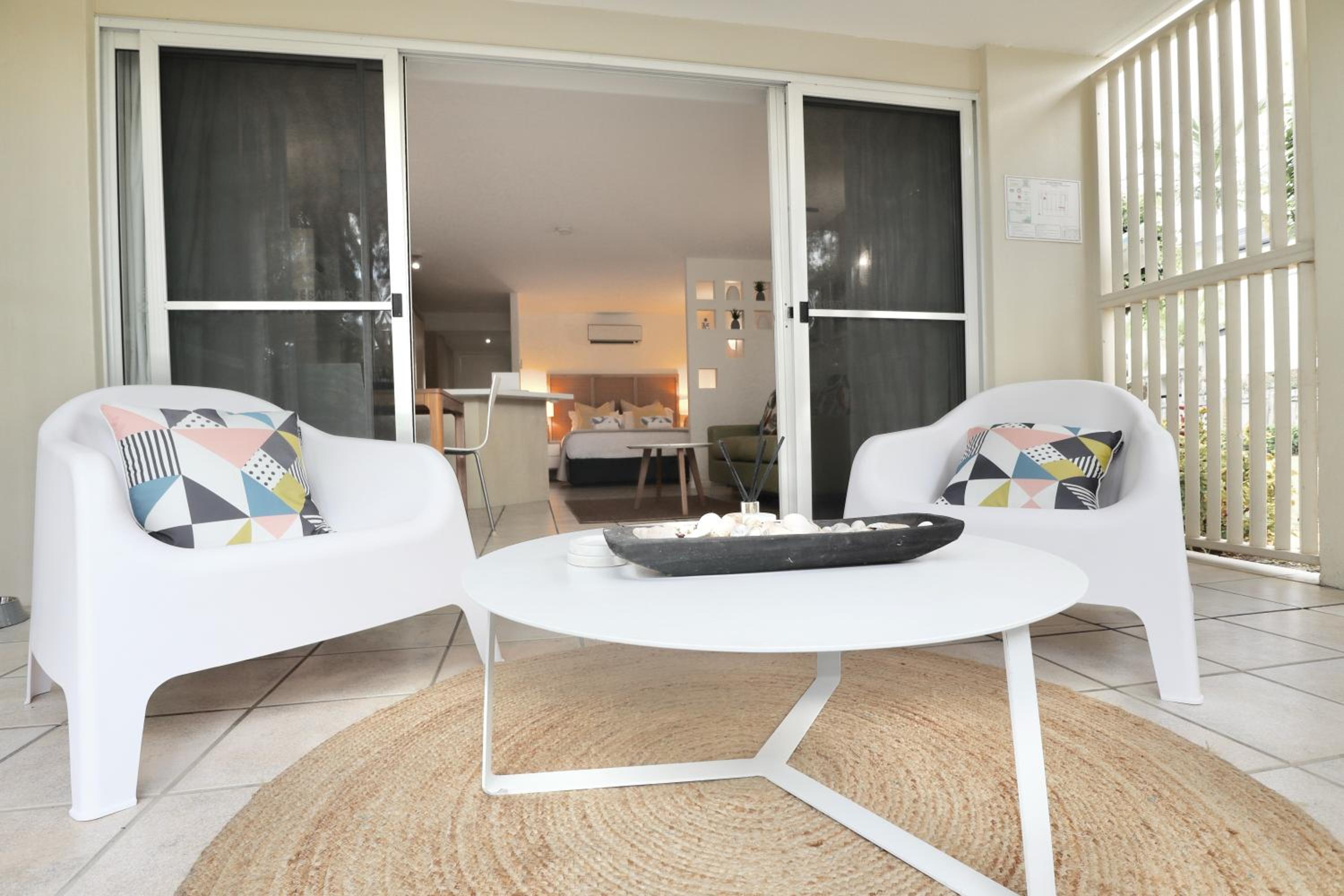 Pet friendly walk to Hastings St or Noosa River 11ATS