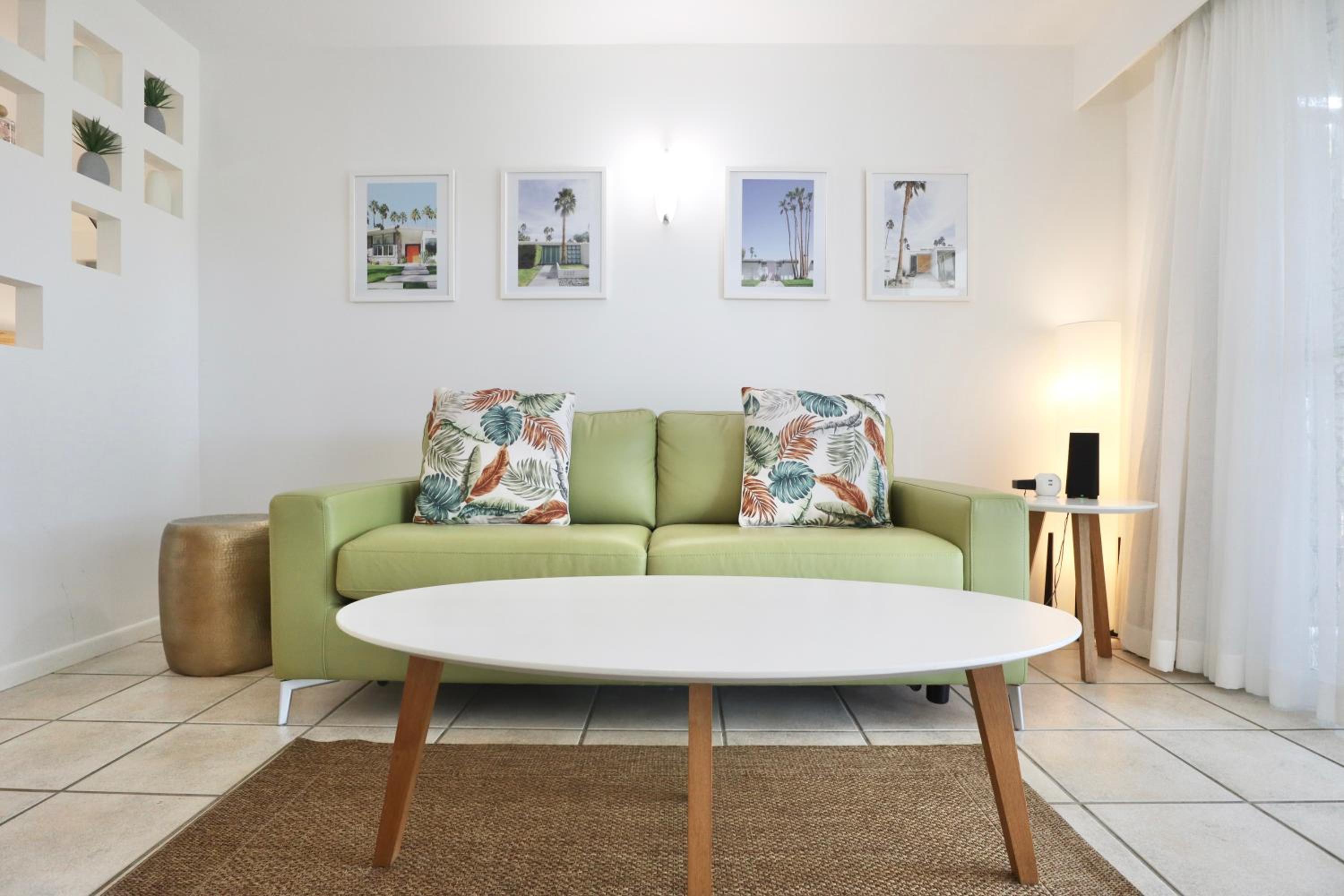 Pet friendly walk to Hastings St or Noosa River 11ATS