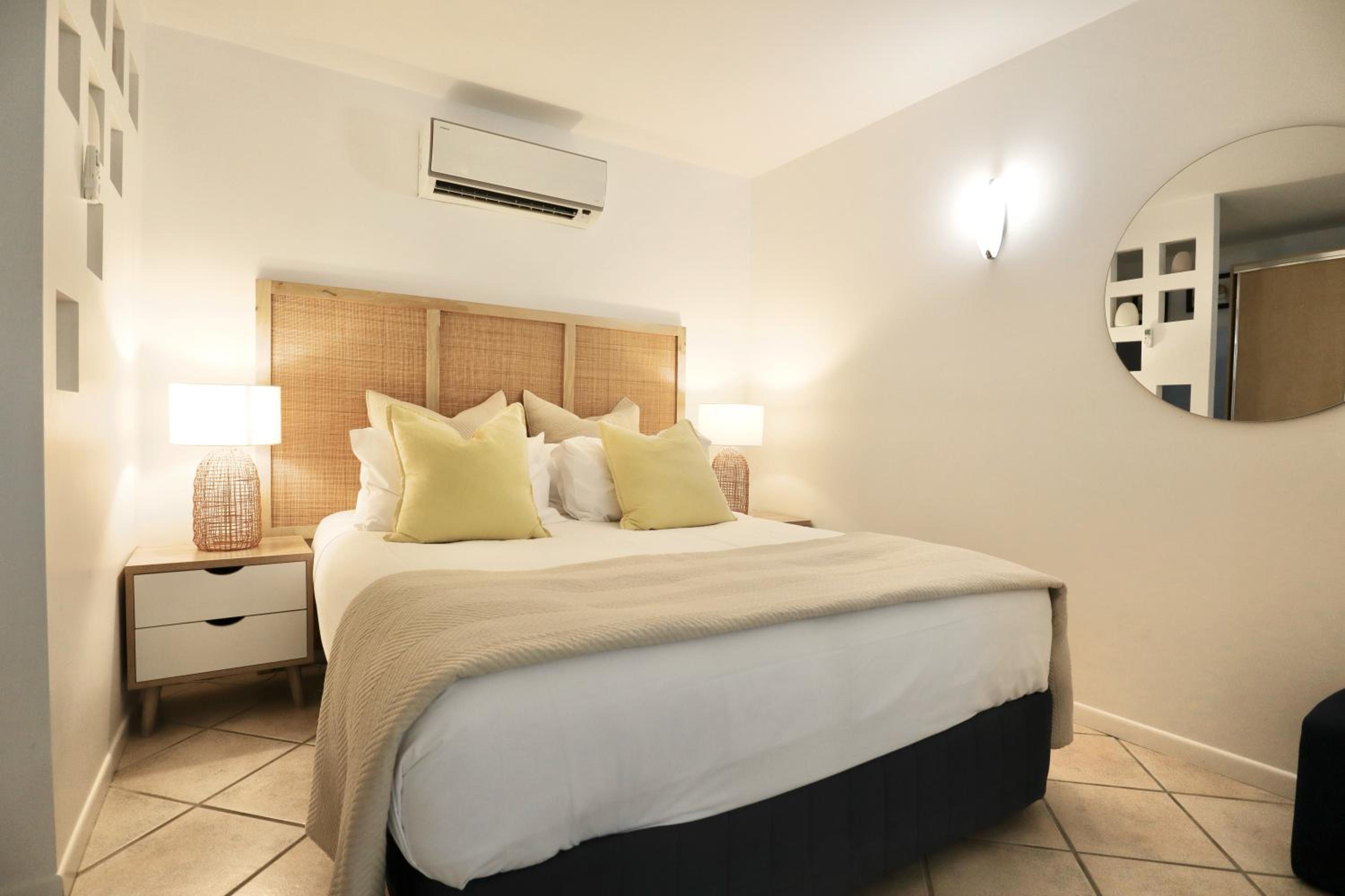 Pet friendly walk to Hastings St or Noosa River 11ATS