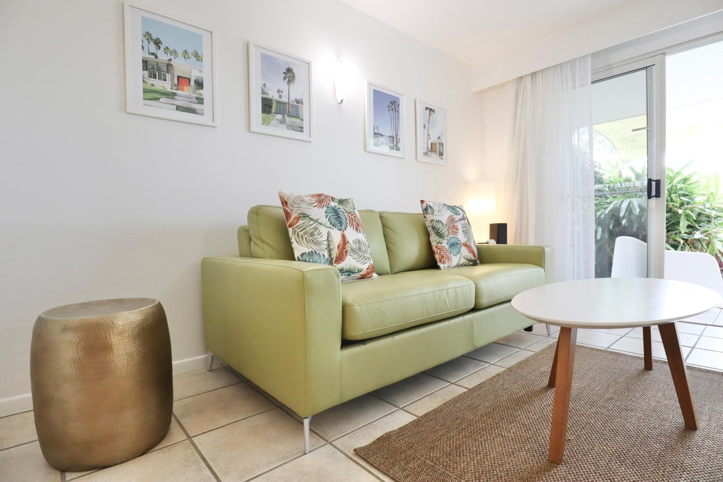 Pet friendly walk to Hastings St or Noosa River 11ATS