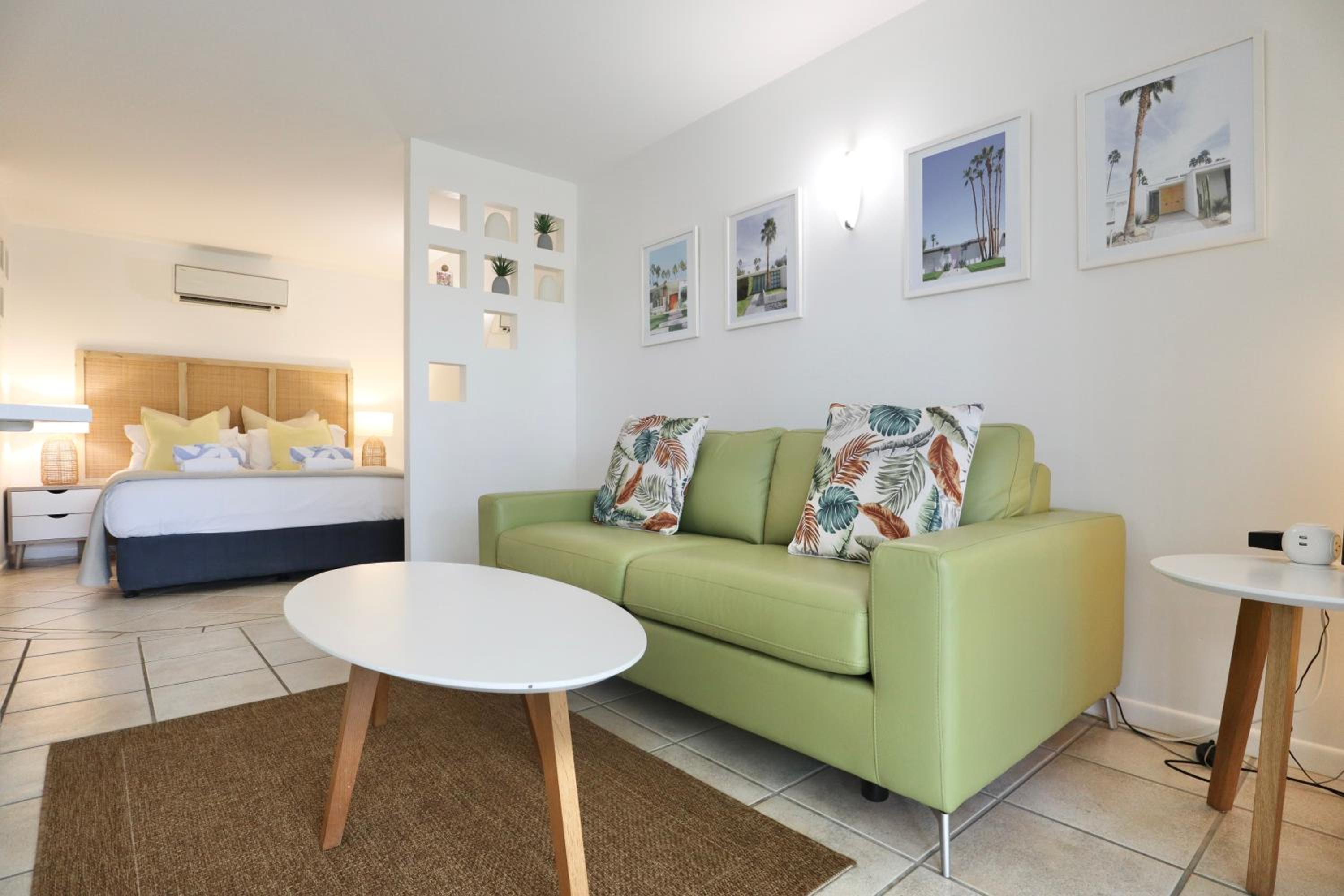 Pet friendly walk to Hastings St or Noosa River 11ATS