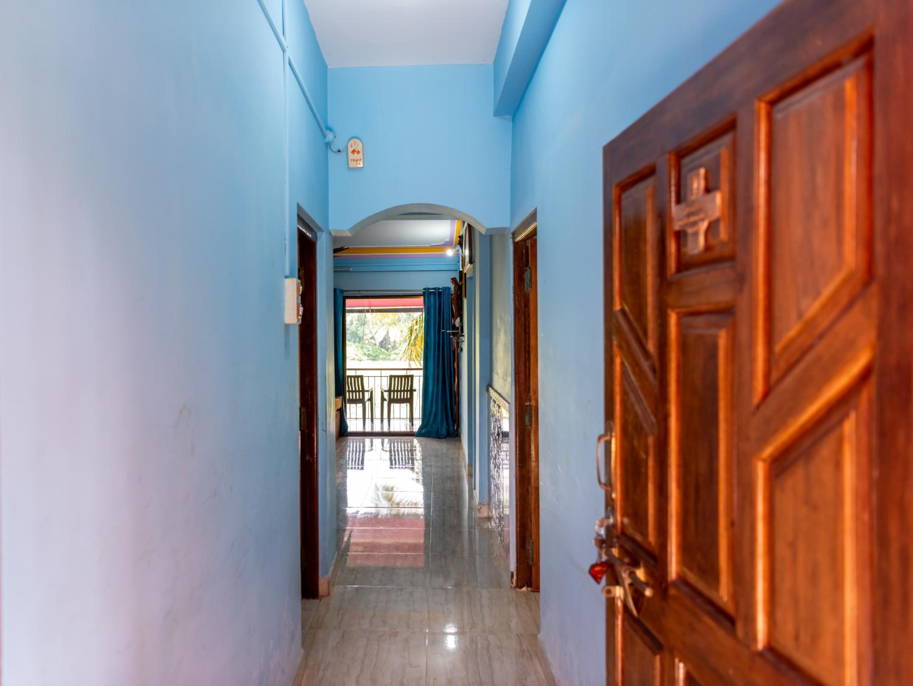 Cozy 2 BHK AC apartment for 8 ppl in Malvan view 3