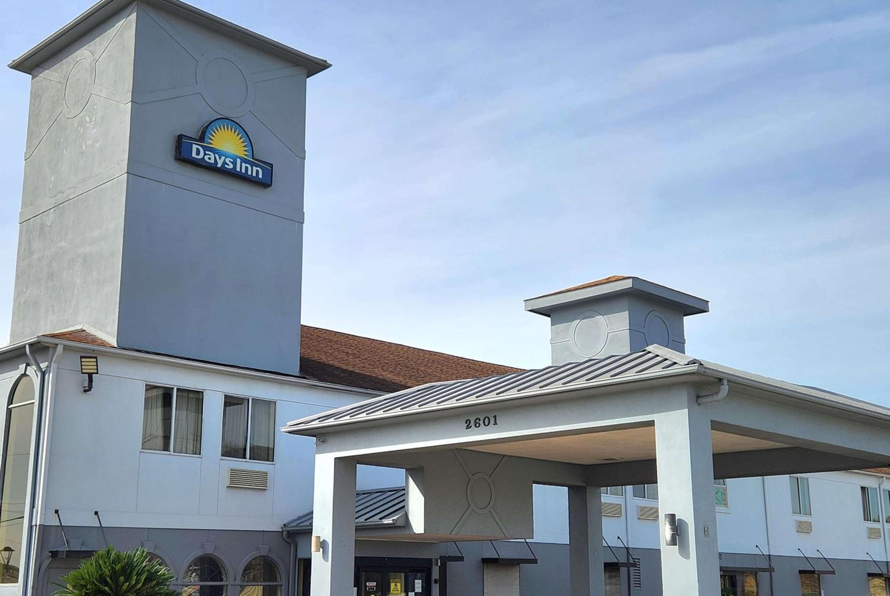 Hotel Days Inn & Suites by Wyndham Pasadena - Image 1