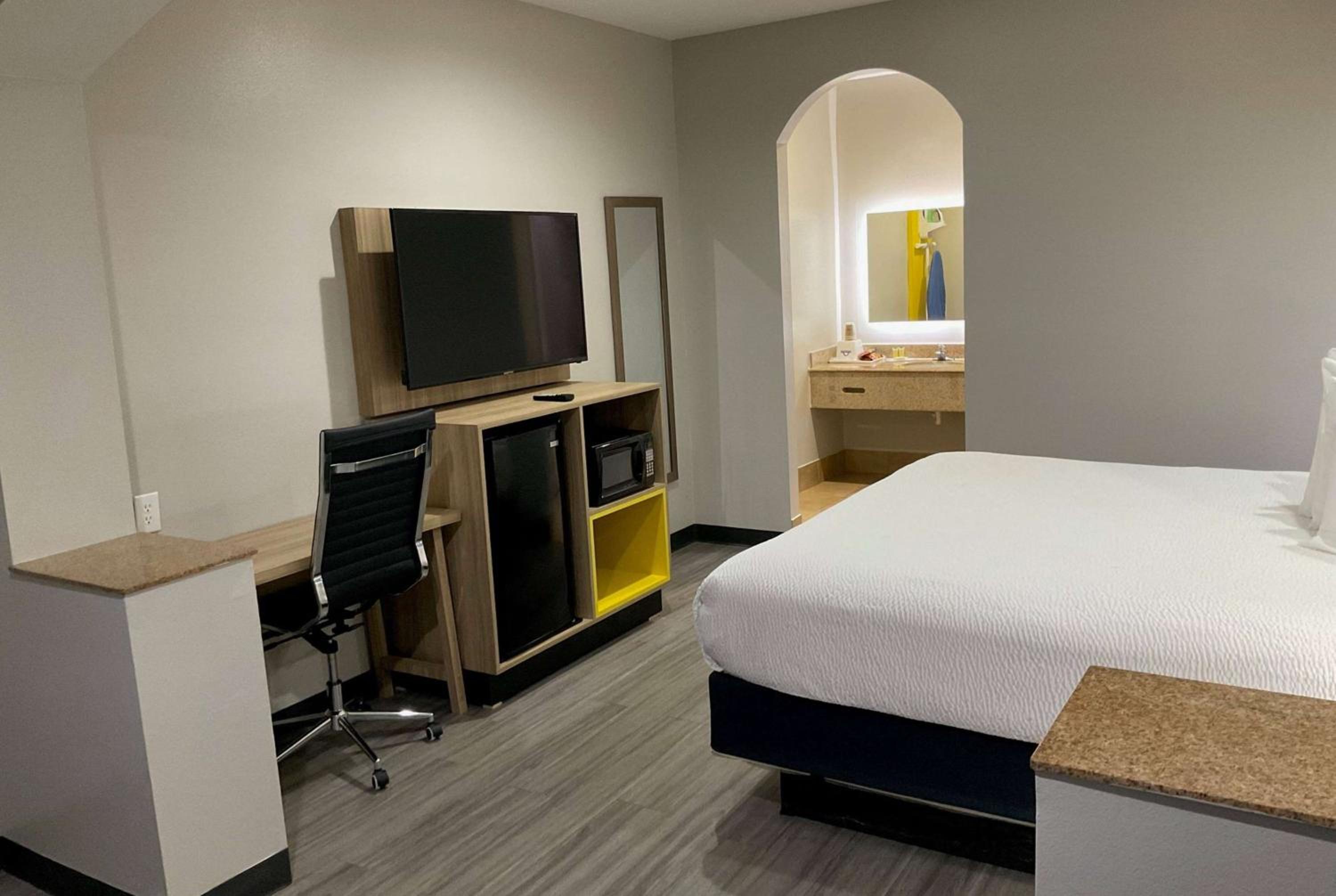 Days Inn by Wyndham Humble/Houston Intercontinental Airport - Property Image 60