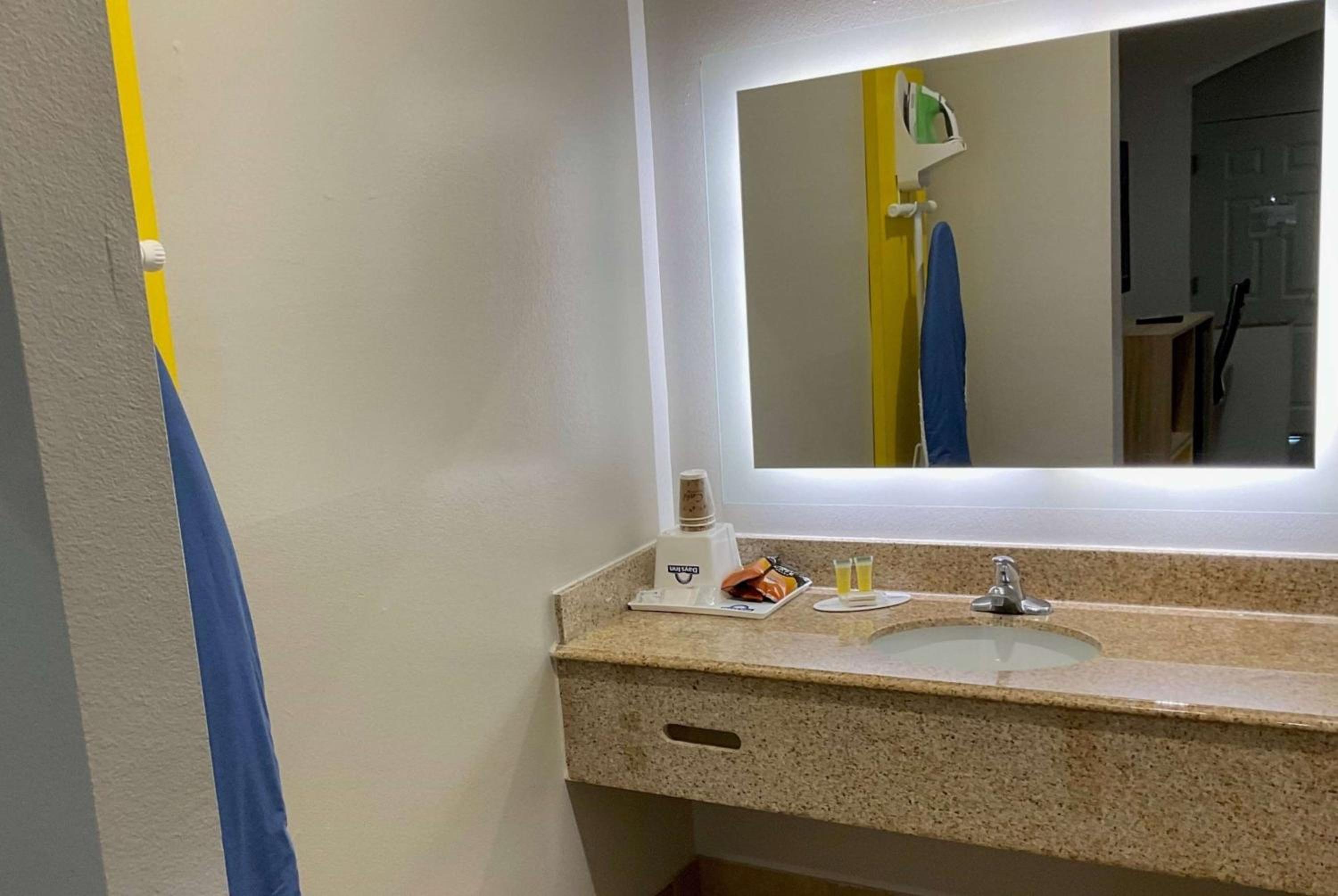 Days Inn by Wyndham Humble/Houston Intercontinental Airport - Property Image 67