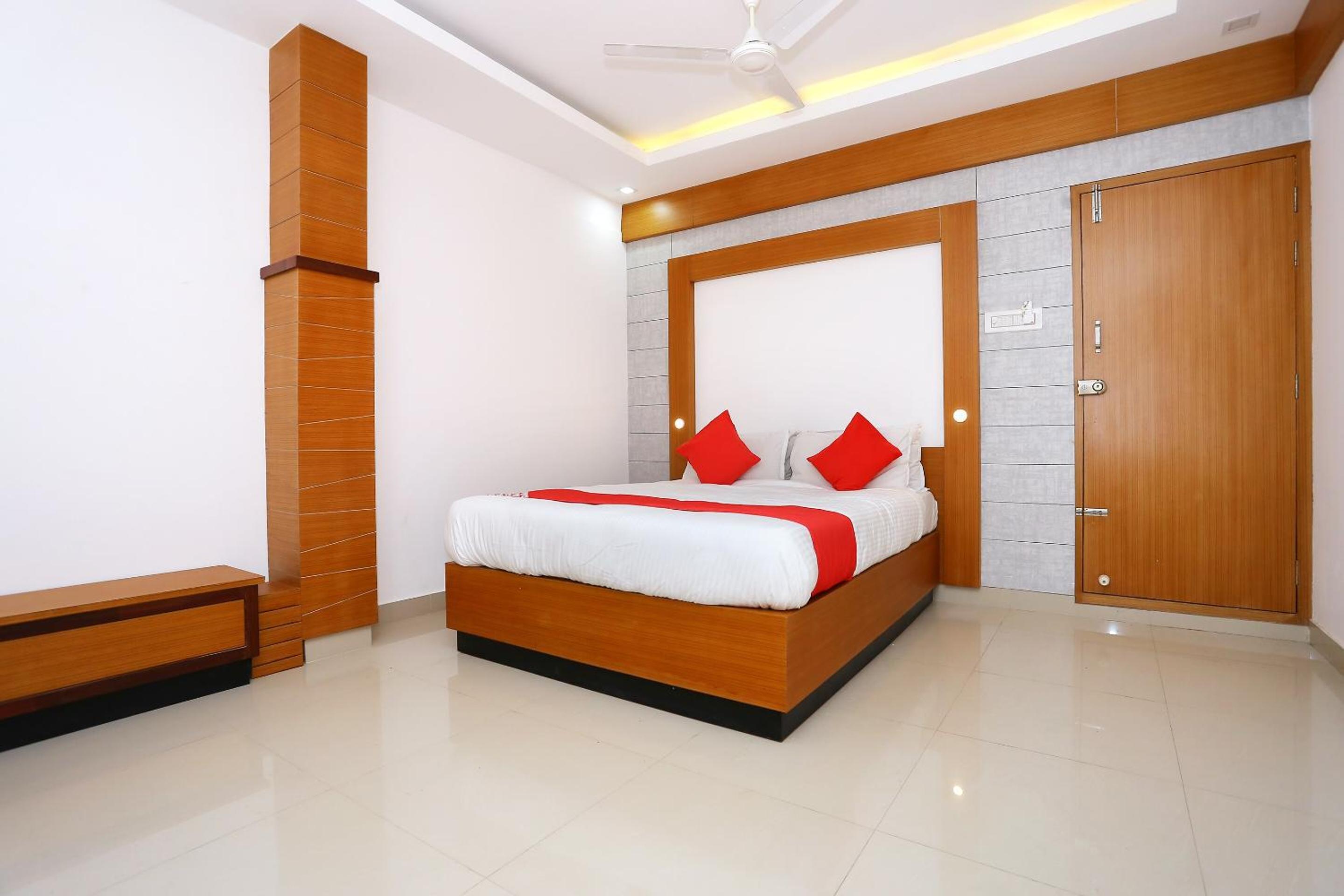Hotel O Vadanappally Thrissur