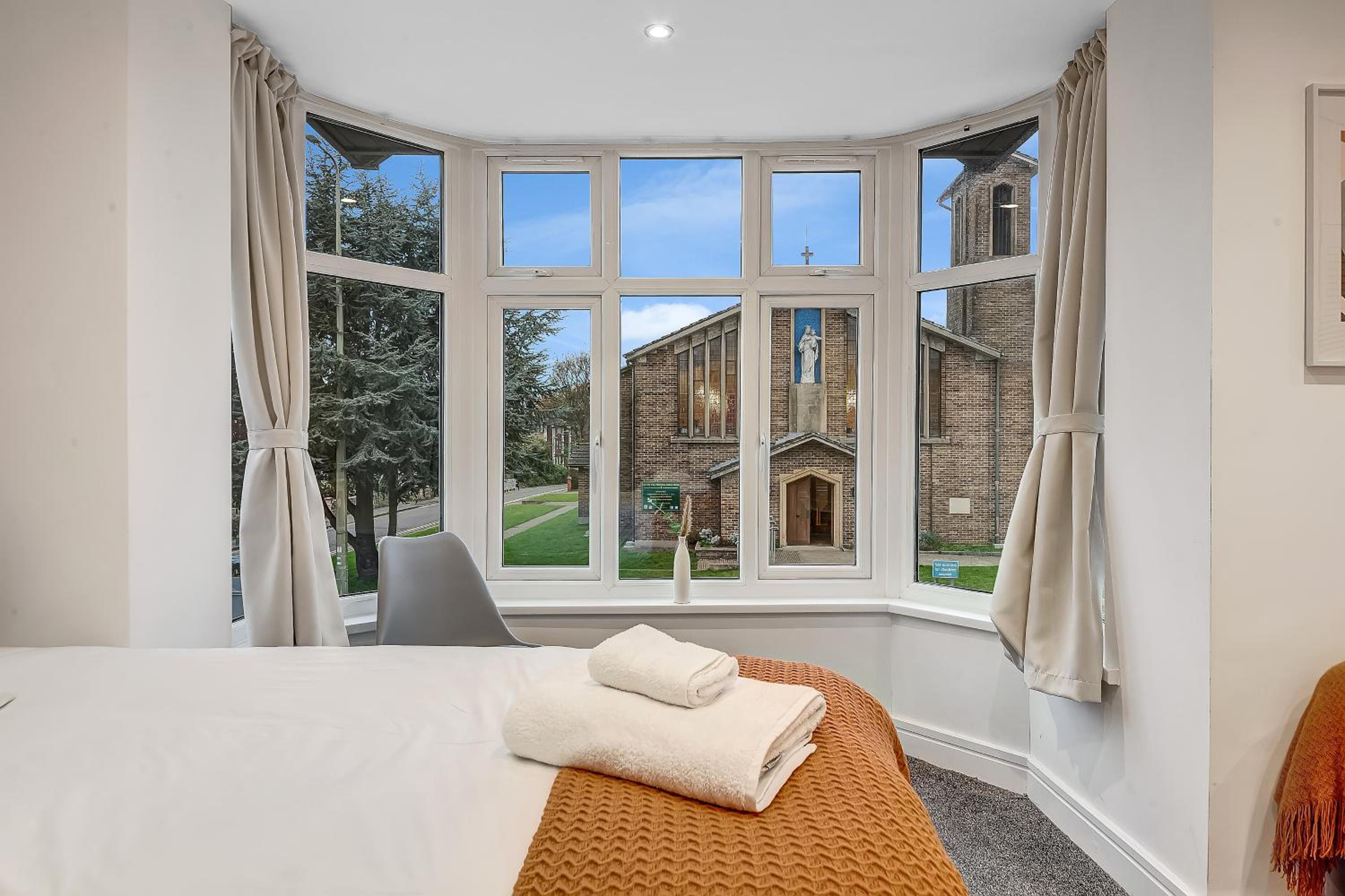 Large 4BR Oxford Cowley House, 4 Bath, Sleeps 10 with Parking view 2