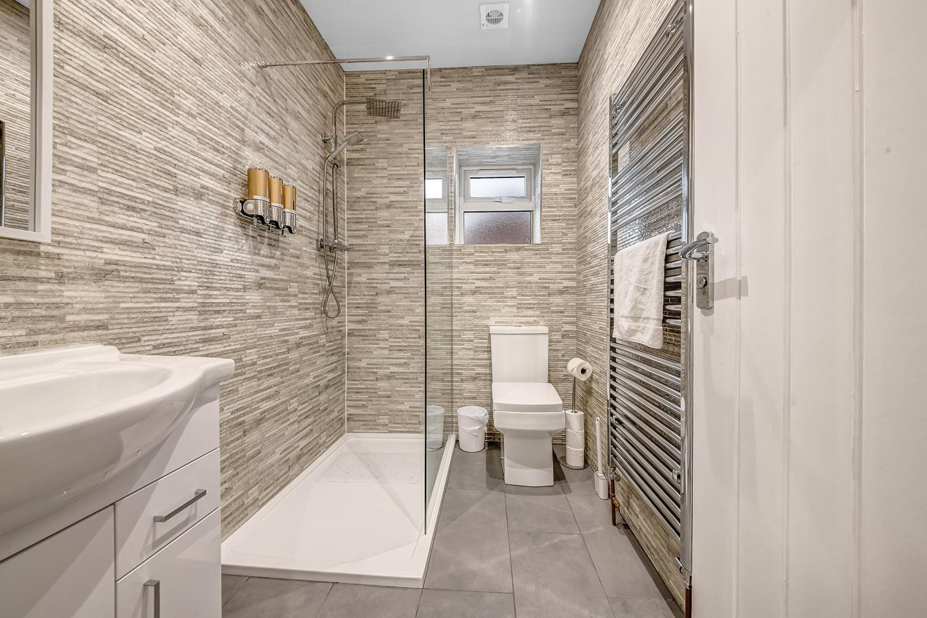 Large 4BR Oxford Cowley House, 4 Bath, Sleeps 10 with Parking view 3