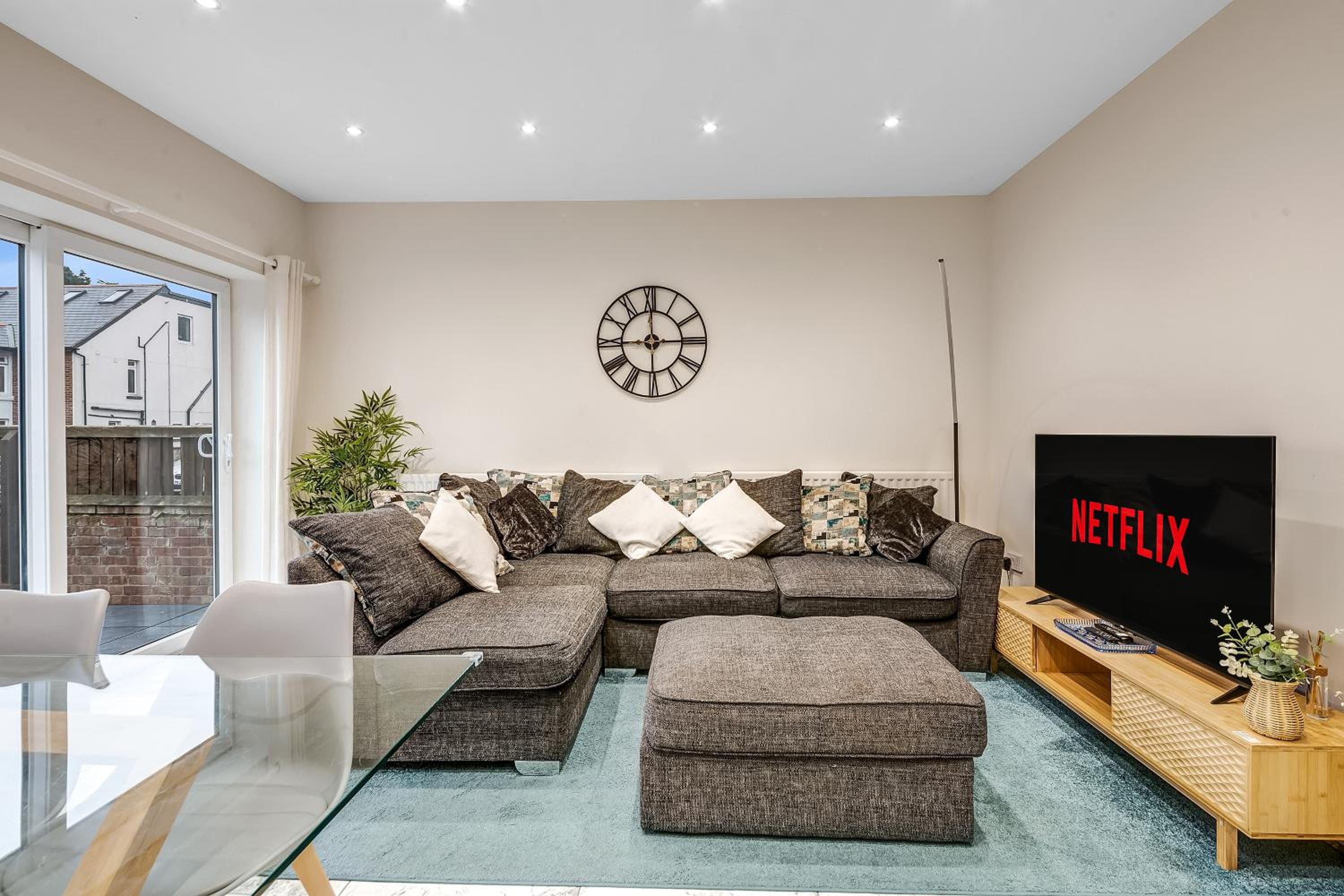 Large 4BR Oxford Cowley House, 4 Bath, Sleeps 10 with Parking view 4