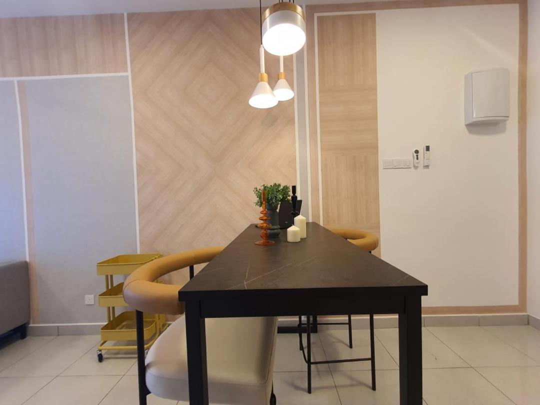 Cozy 2 bedrooms 4 pax Menjalara Near Desa Park City