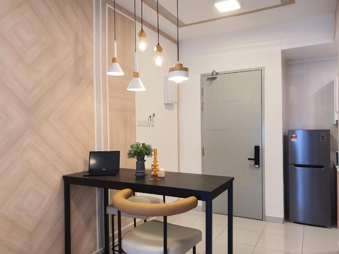 Cozy 2 bedrooms 4 pax Menjalara Near Desa Park City