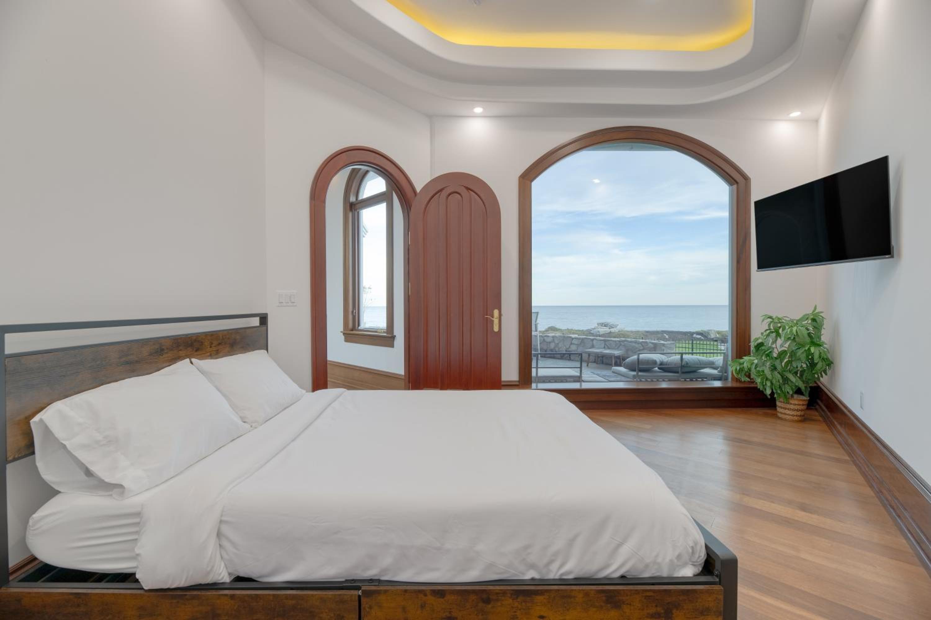 Bay Estate Luxe Waterfront Home w Private Pier MainGuest House Bay Views