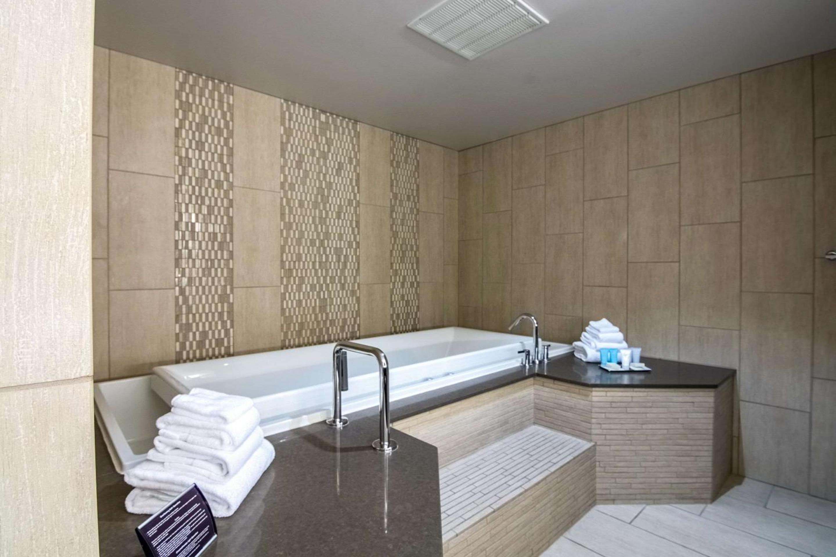 Oasis Hotel and Conv Center, an Ascend Collection Hotel