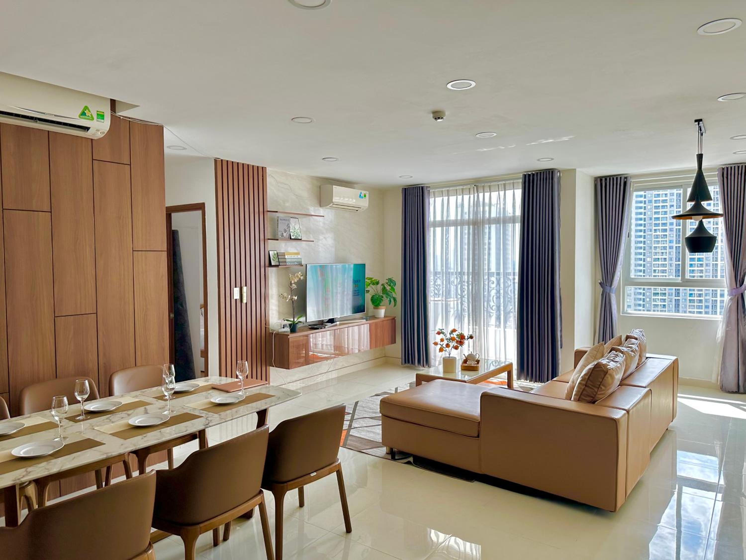Spacious 4BR apat at Saigon Centre with pool, supermarket, view