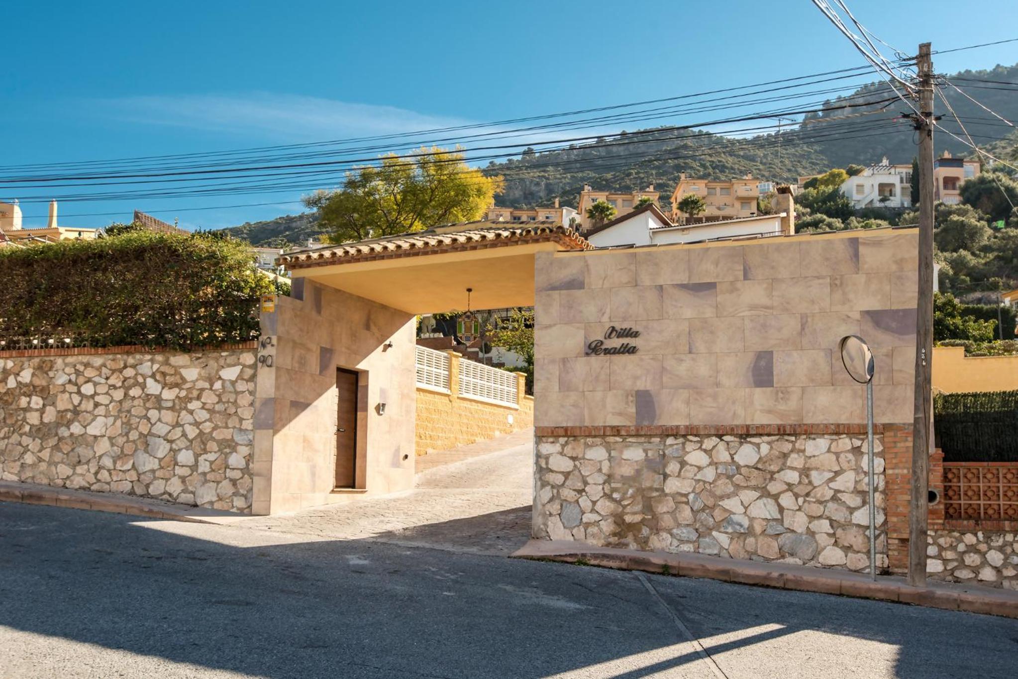 Villa Peralta, heated and private pool ,near beach and golf !