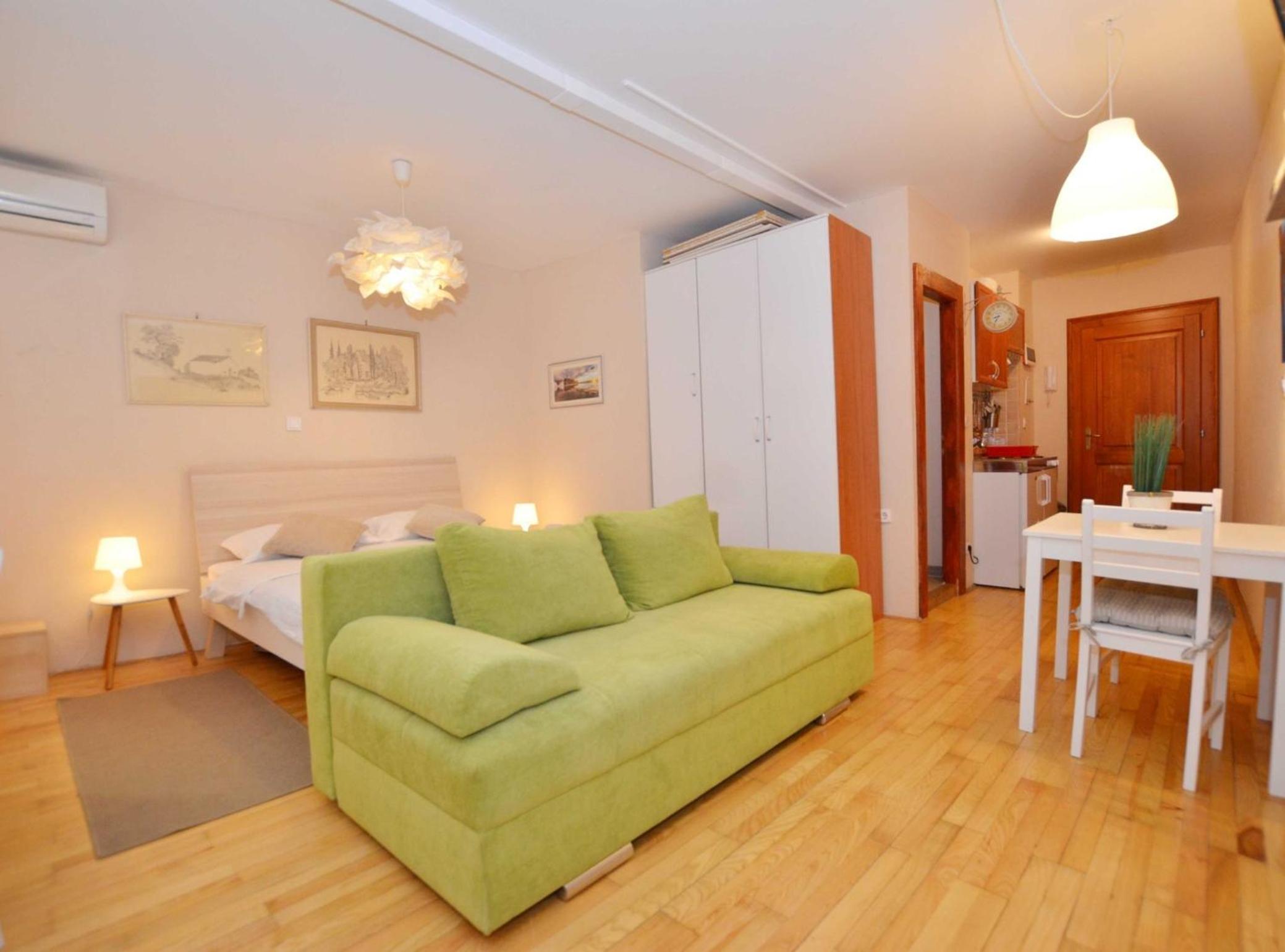 Simple and Sunny Studio Apartment view 4