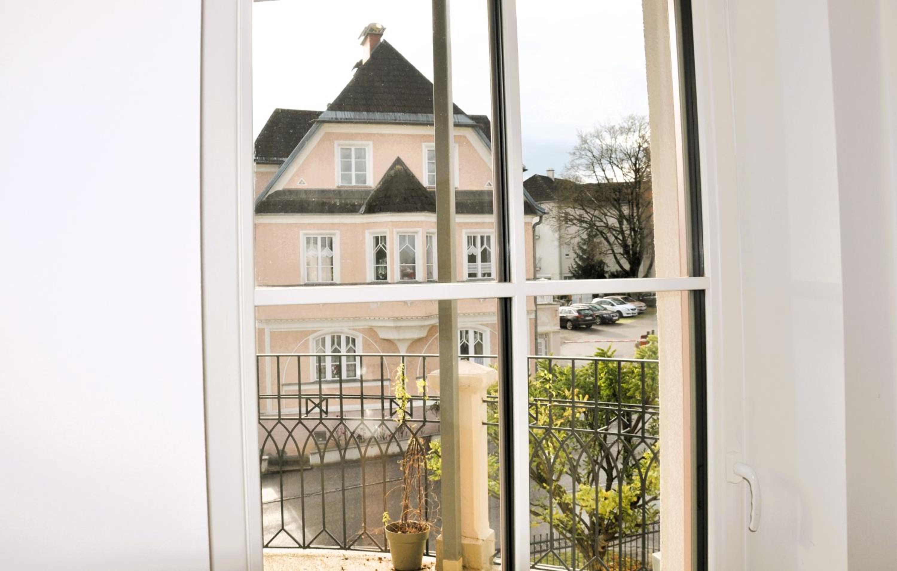 Luxus-Apartment in historischer Villa, Balkon & Lift, Nähe Therme Bad Hall