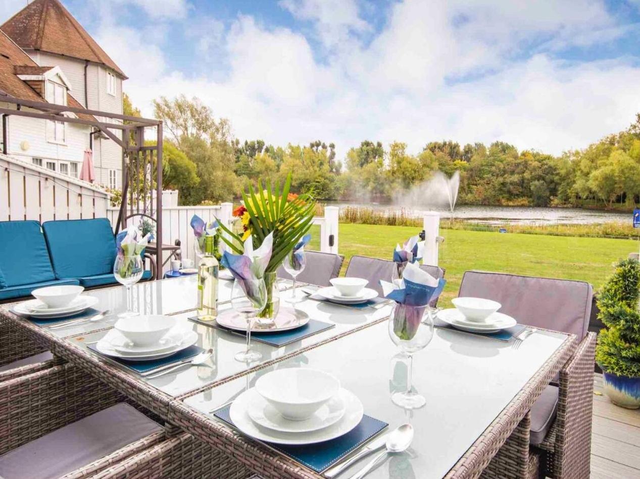 Luxury Kingfisher Lodge, Isis Lake, within the Cotswold Waterpark