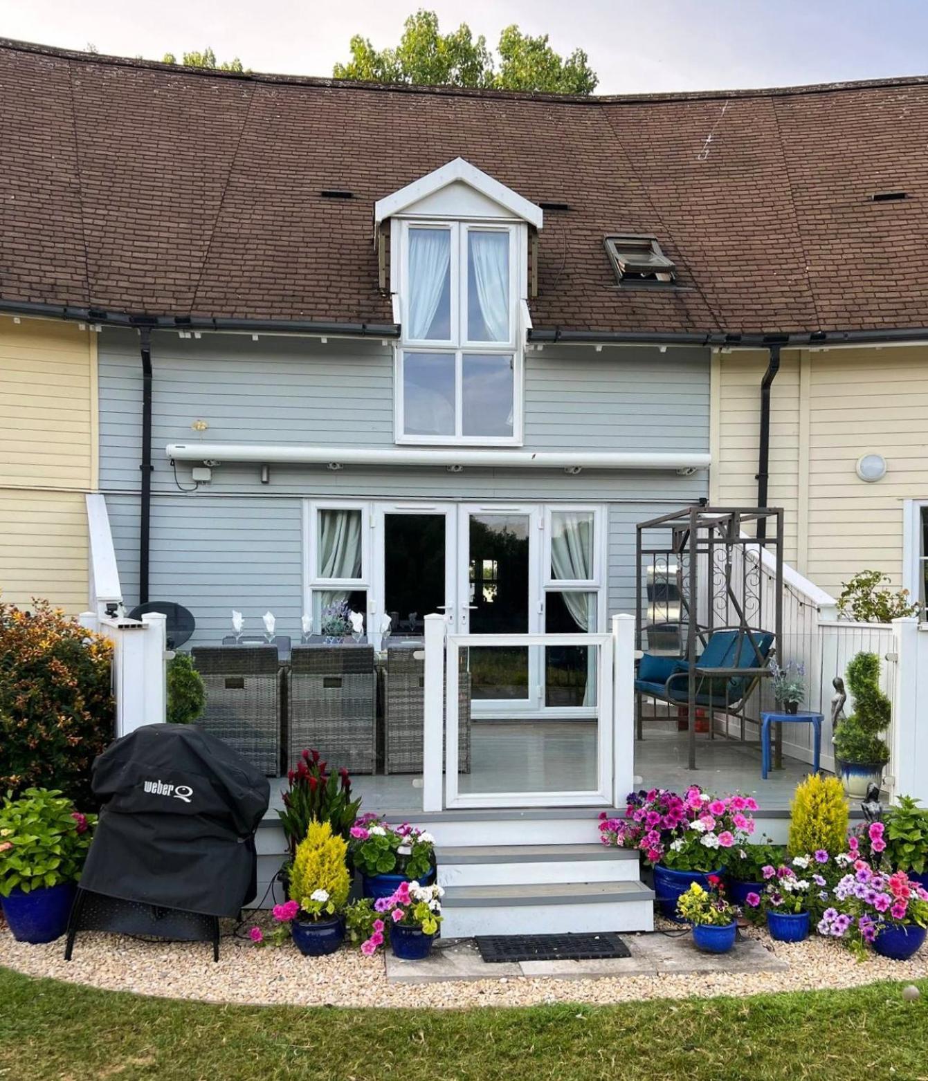 Luxury Kingfisher Lodge, Isis Lake, within the Cotswold Waterpark