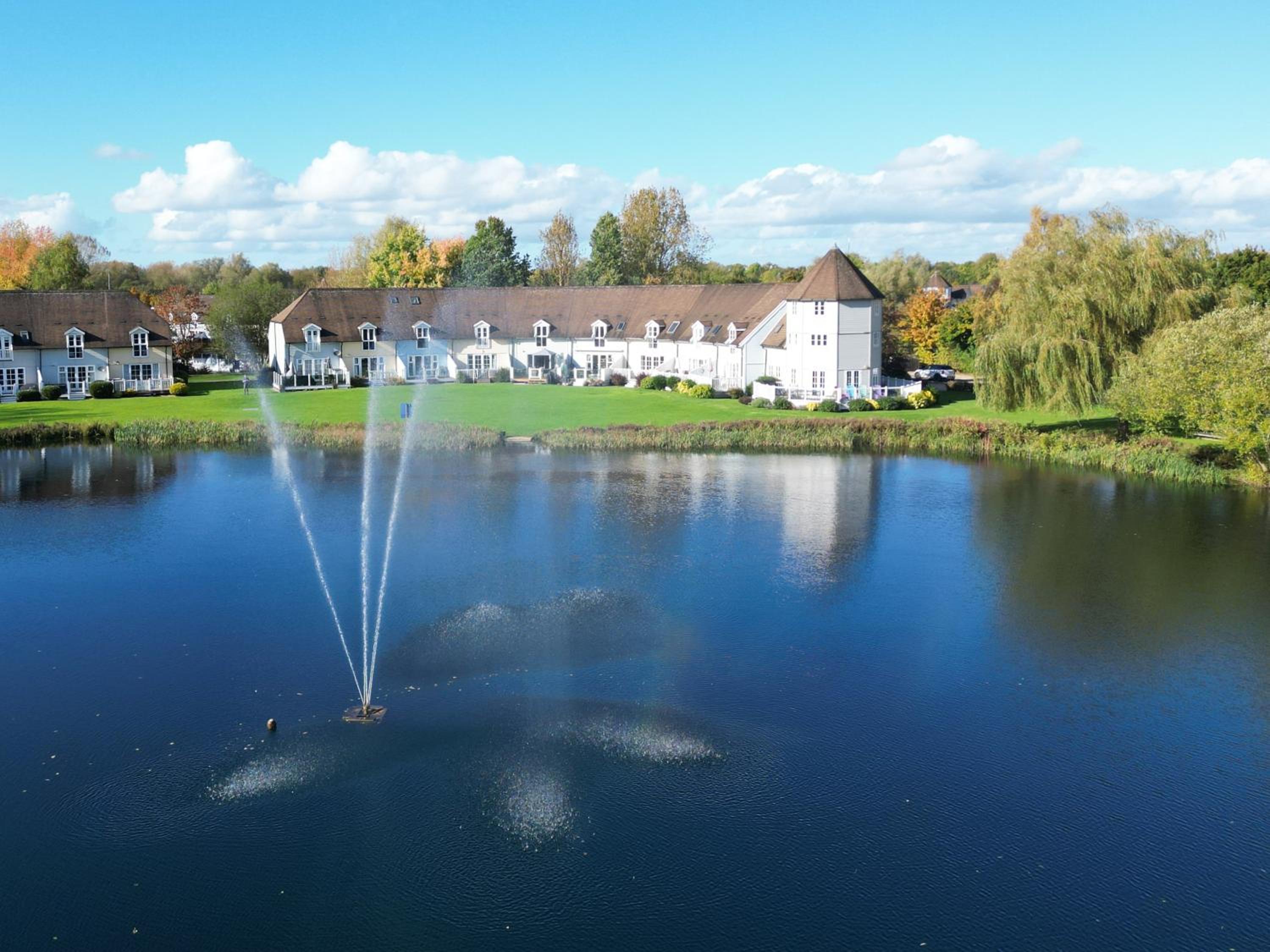 Luxury Kingfisher Lodge, Isis Lake, within the Cotswold Waterpark