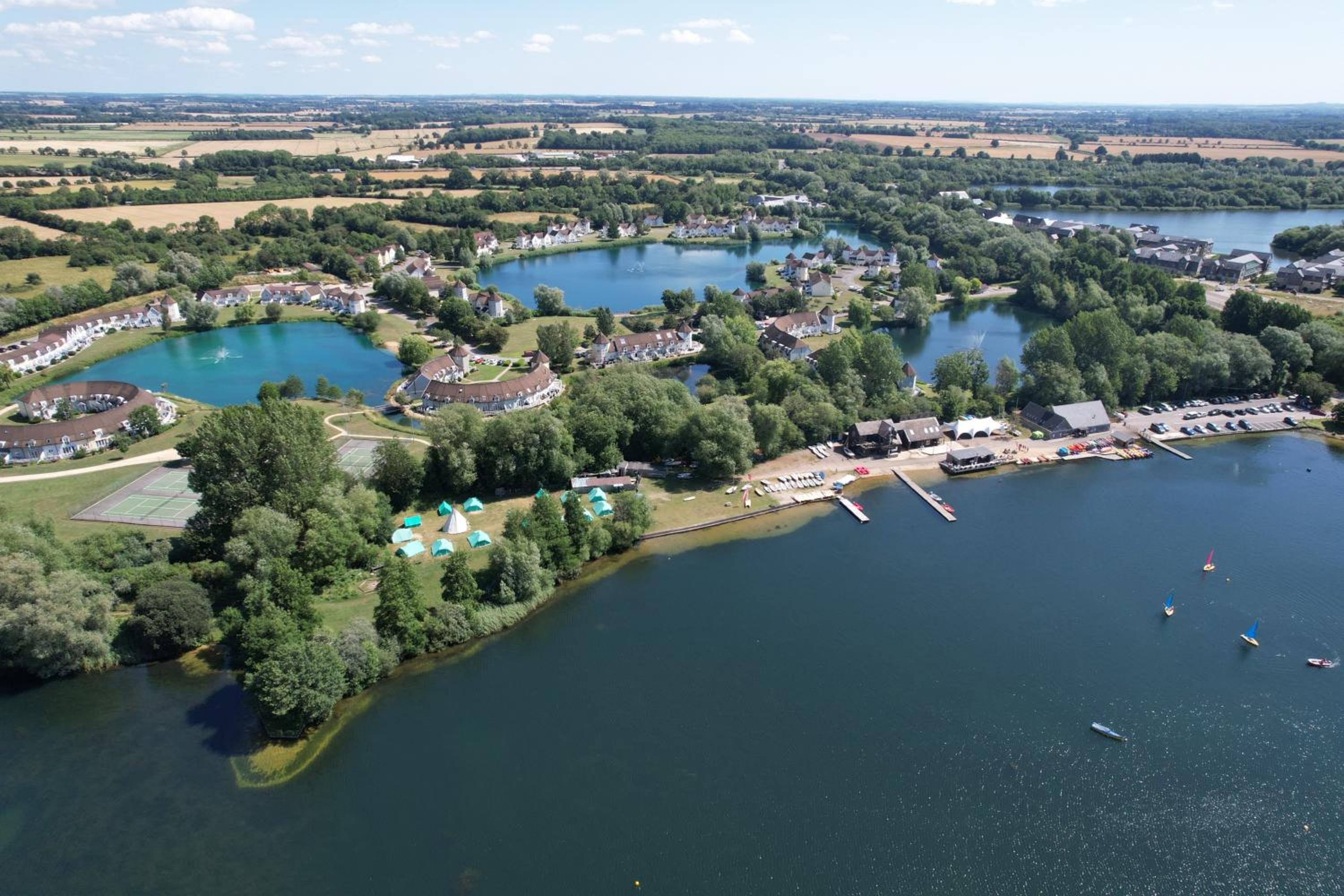 Luxury Kingfisher Lodge, Isis Lake, within the Cotswold Waterpark