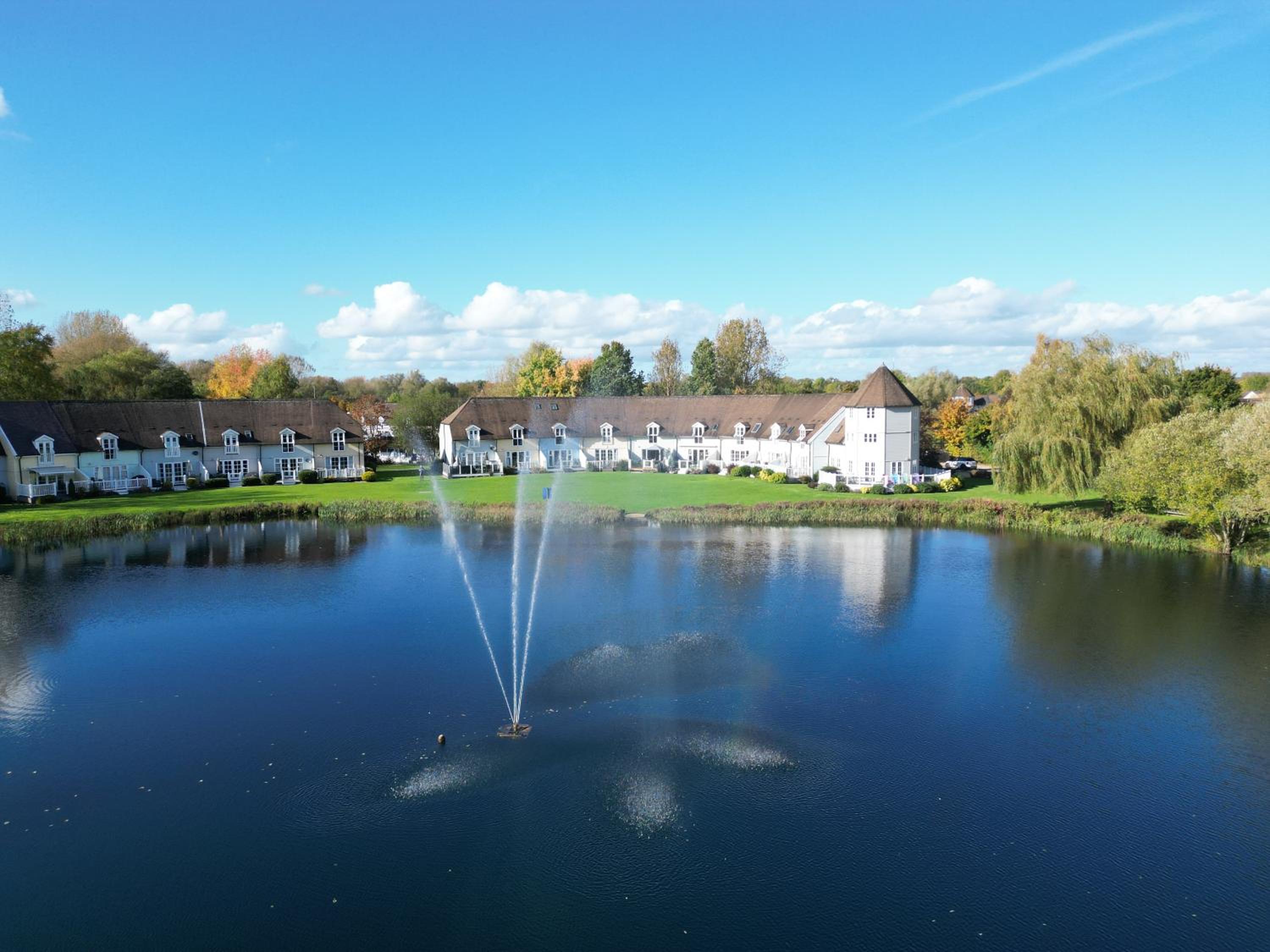 Luxury Kingfisher Lodge, Isis Lake, within the Cotswold Waterpark
