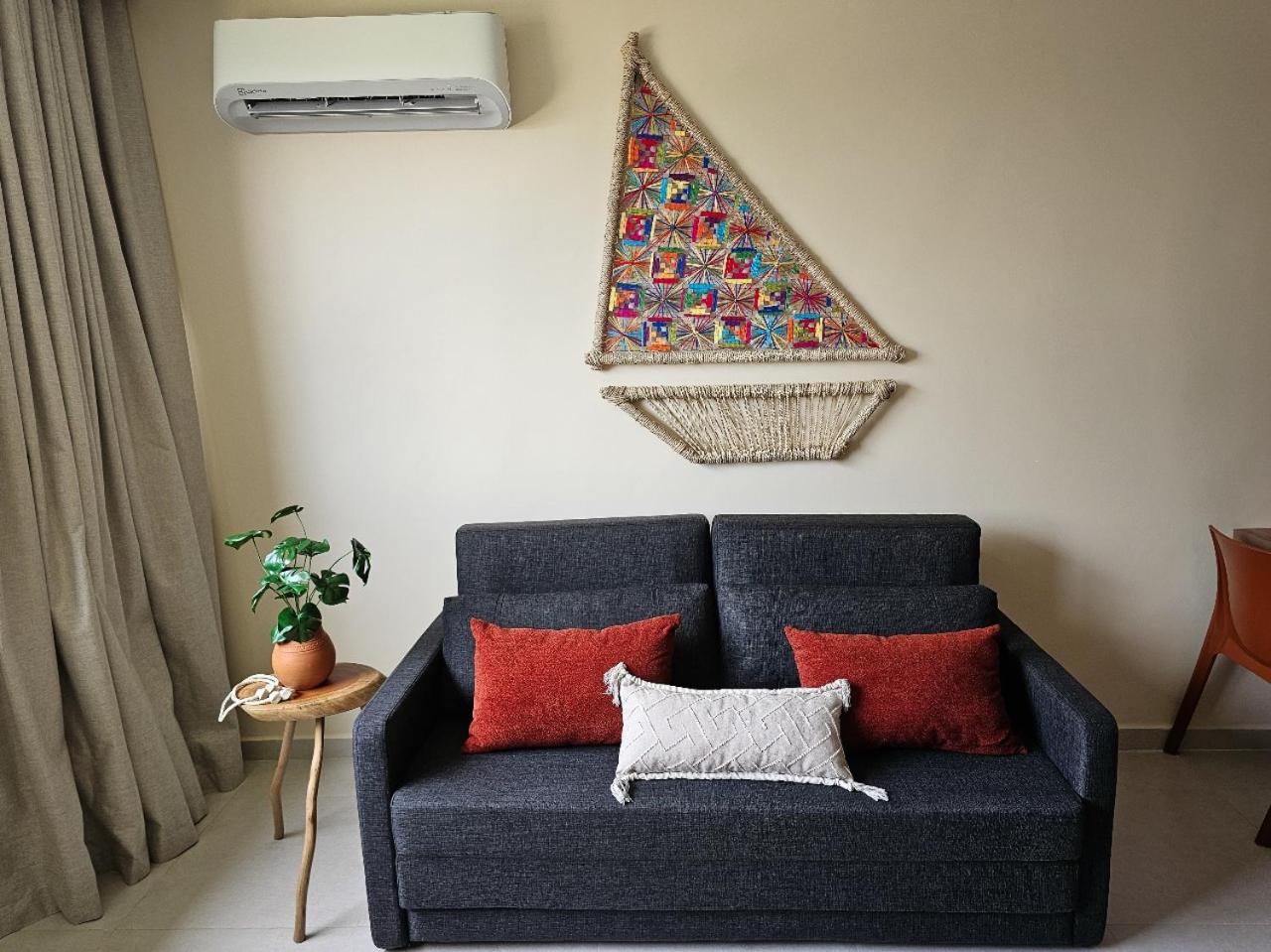 Apê Praia do Toque com Ar no Quarto e Sala, Condomínio com Academia, Quadra de Beach Tennis e Vôlei, Estacionamento Grátis e Restaurante