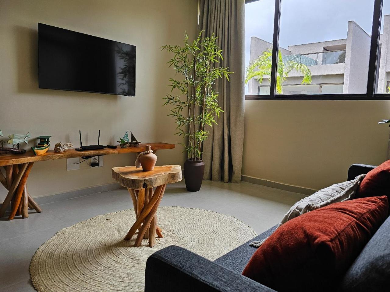 Apê Praia do Toque com Ar no Quarto e Sala, Condomínio com Academia, Quadra de Beach Tennis e Vôlei, Estacionamento Grátis e Restaurante
