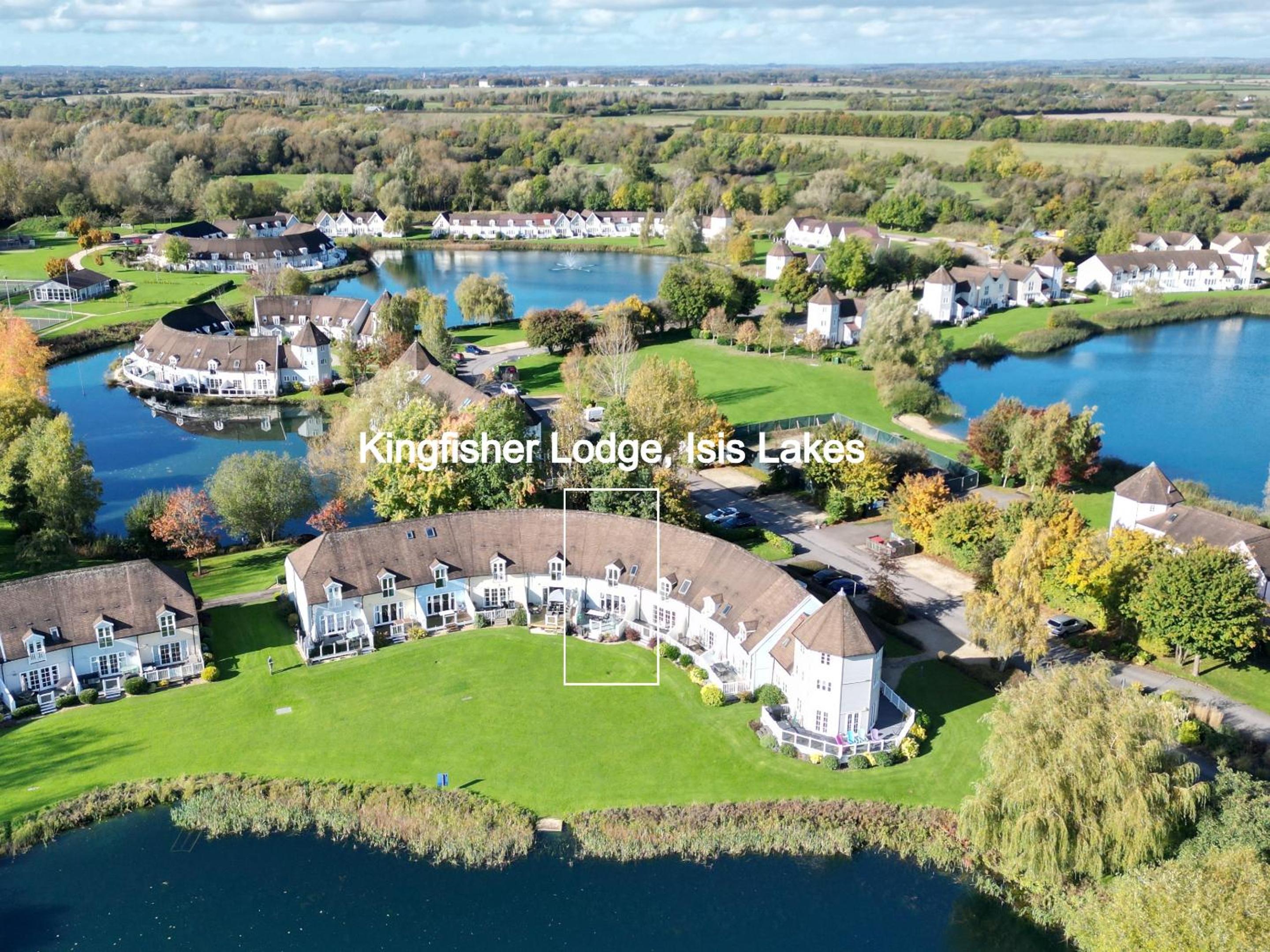 Luxury Kingfisher Lodge, Isis Lake, within the Cotswold Waterpark