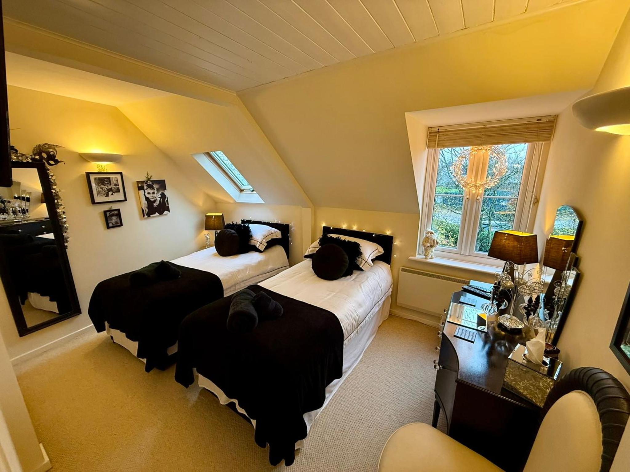 Luxury Kingfisher Lodge, Isis Lake, within the Cotswold Waterpark
