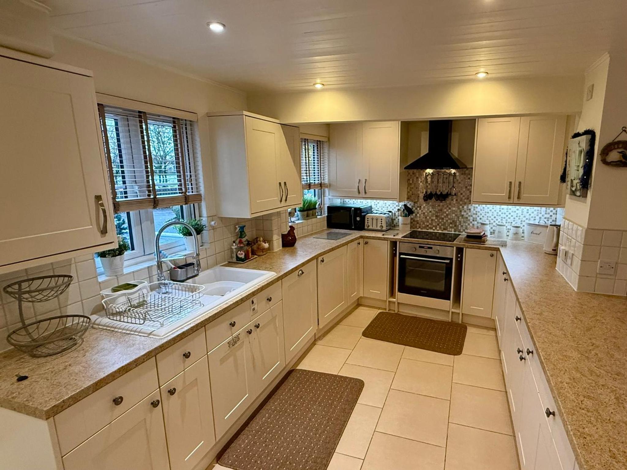 Luxury Kingfisher Lodge, Isis Lake, within the Cotswold Waterpark
