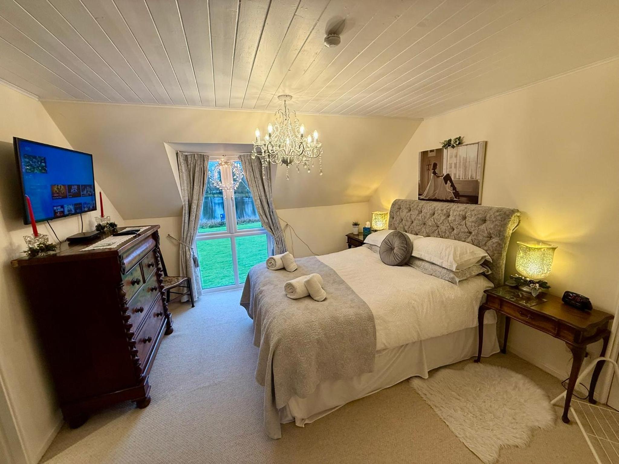 Luxury Kingfisher Lodge, Isis Lake, within the Cotswold Waterpark
