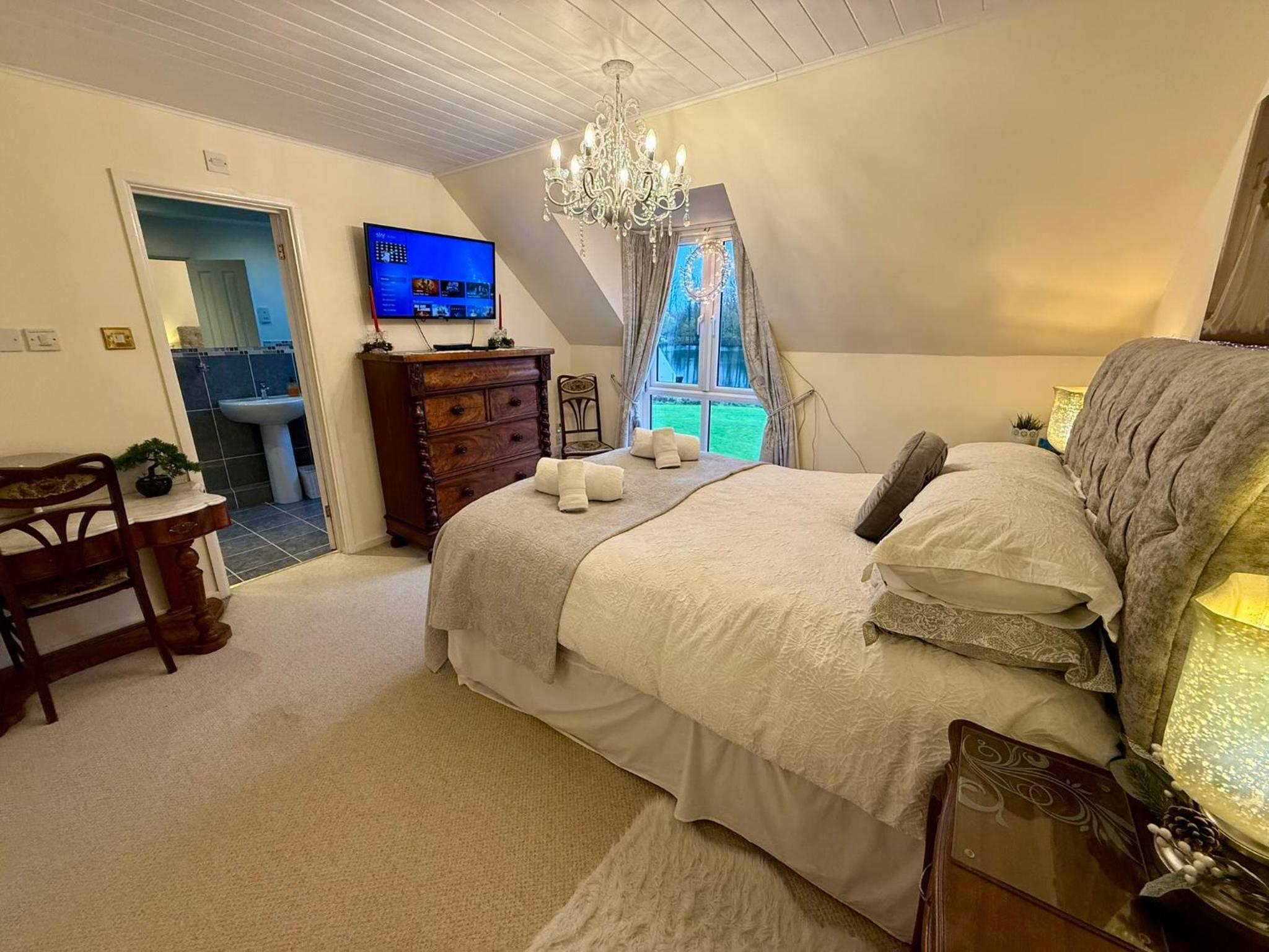 Luxury Kingfisher Lodge, Isis Lake, within the Cotswold Waterpark
